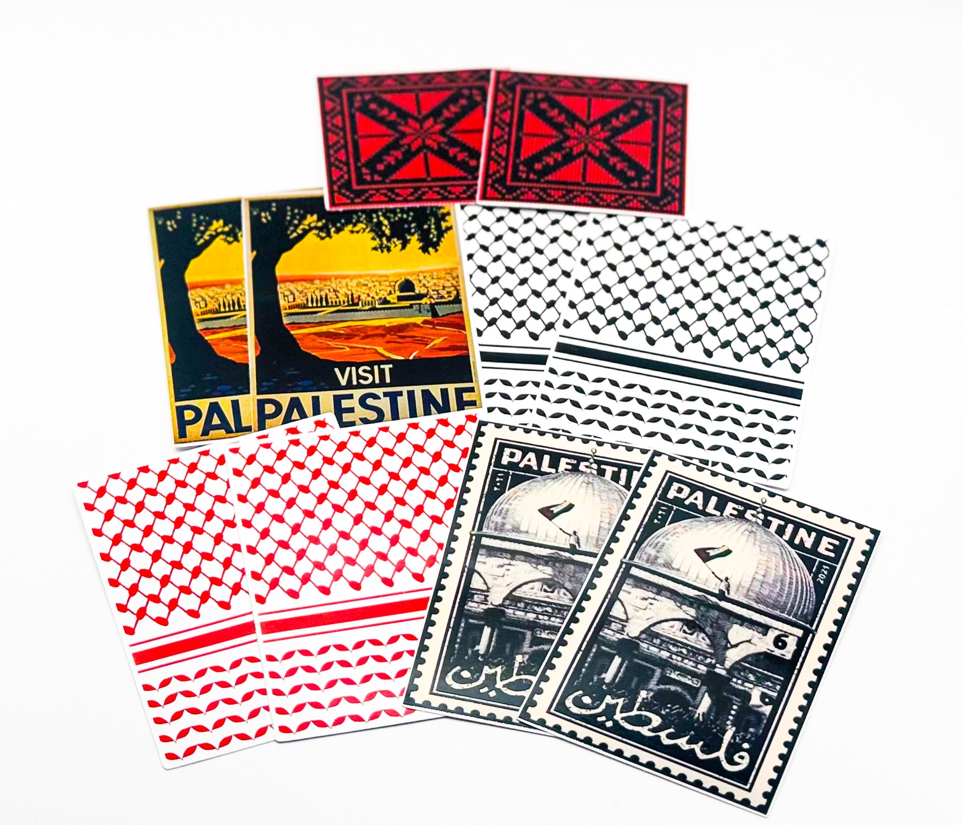 Samling av ulike Palestina-inspirerte klistremerker, med kufiyeh-mønstre, tradisjonelle symboler og illustrerte motiver i rødt, svart, hvitt og gult.