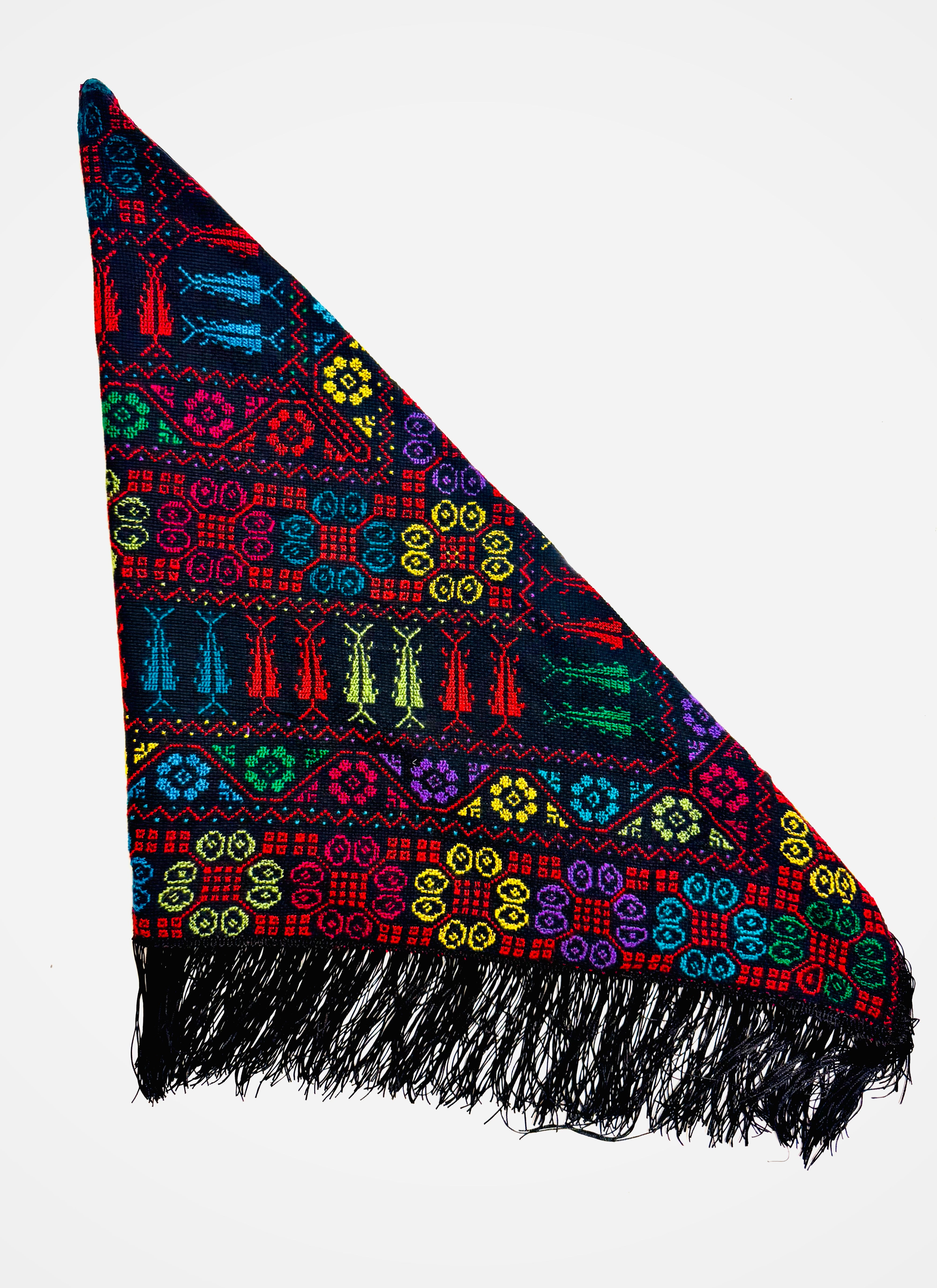 Tatreez-sjal brettet i trekantform med palestinsk broderimønster, tradisjonelt skjerf inspirert av klassisk tatreez-håndverk
