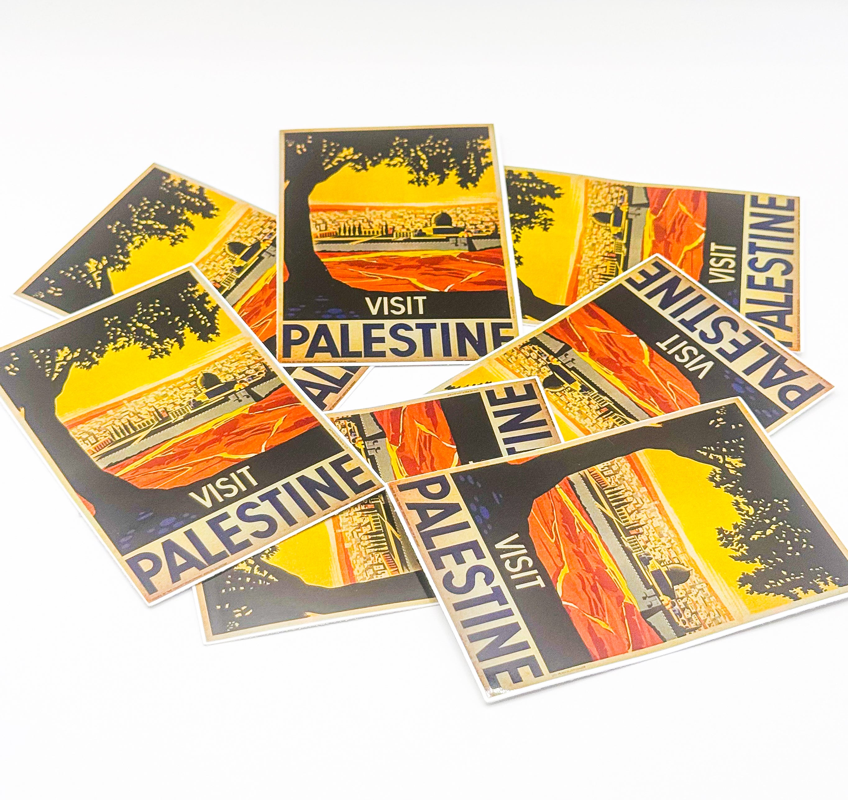Flere «Visit Palestine»-klistremerker lagt utover en lys flate, med den samme illustrerte motivstilen.