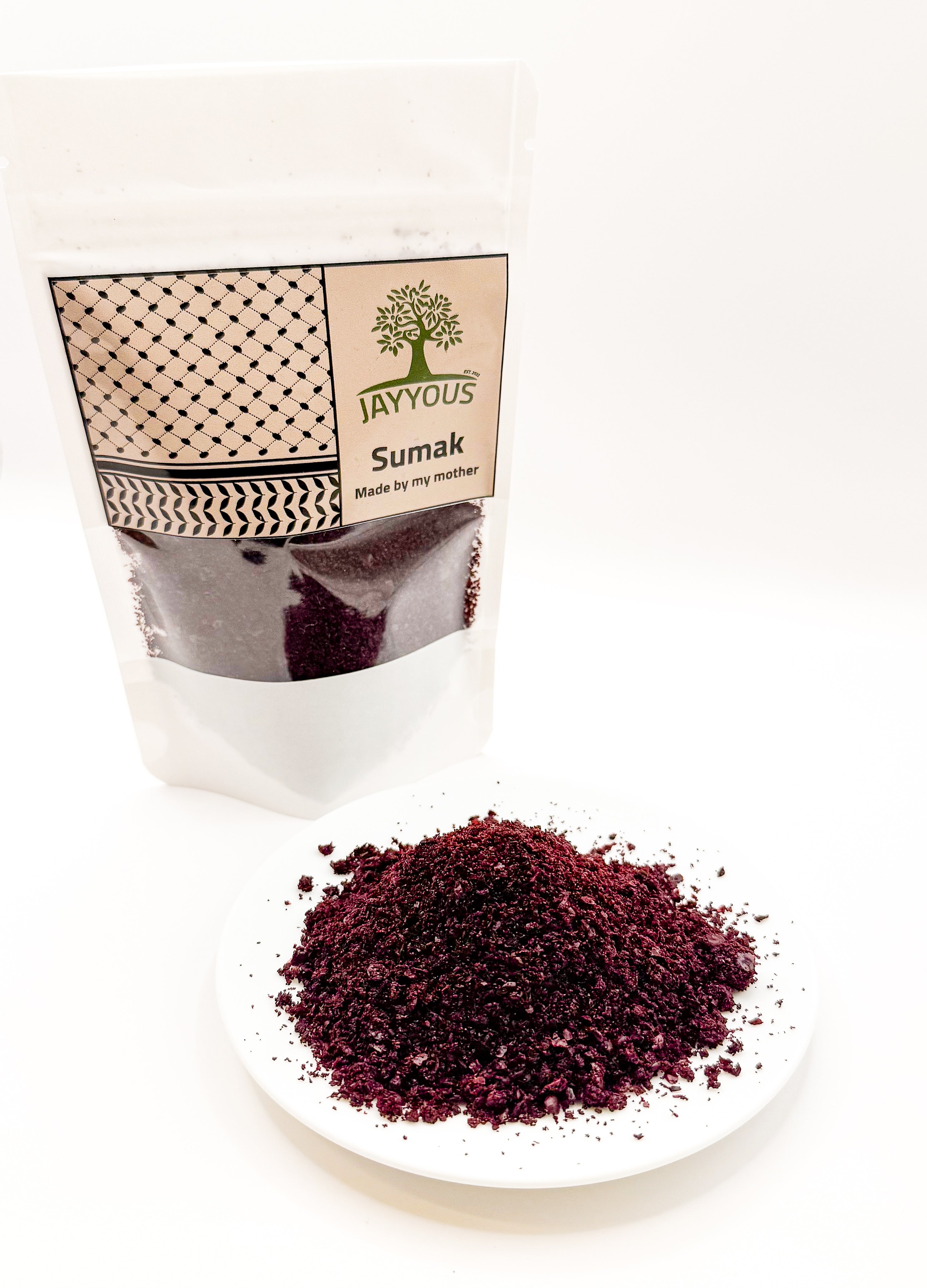 Pose med palestinsk sumak sammen med tallerken fylt med malt sumak, tradisjonelt krydder brukt i palestinsk og midtøstlig matlaging