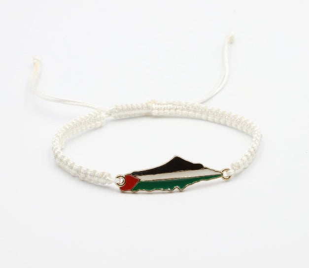 Hvitt brodert armbånd med kartet av Palestina integrert i designet.