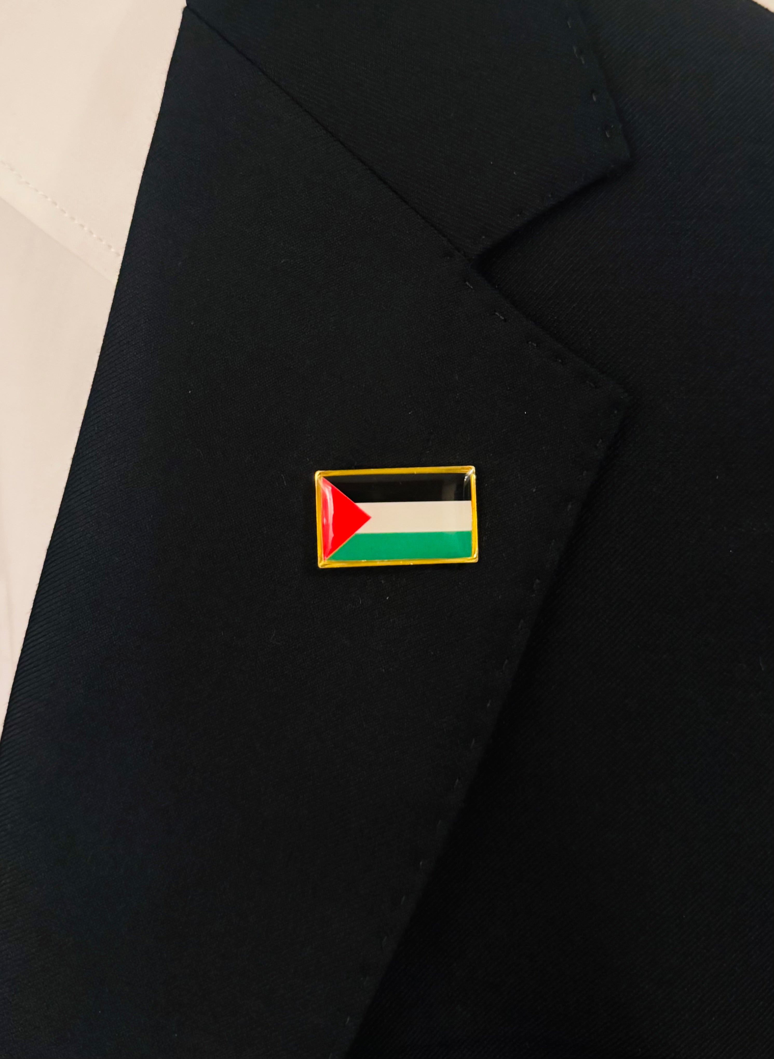 Palestina flagg pin festet på svart jakke