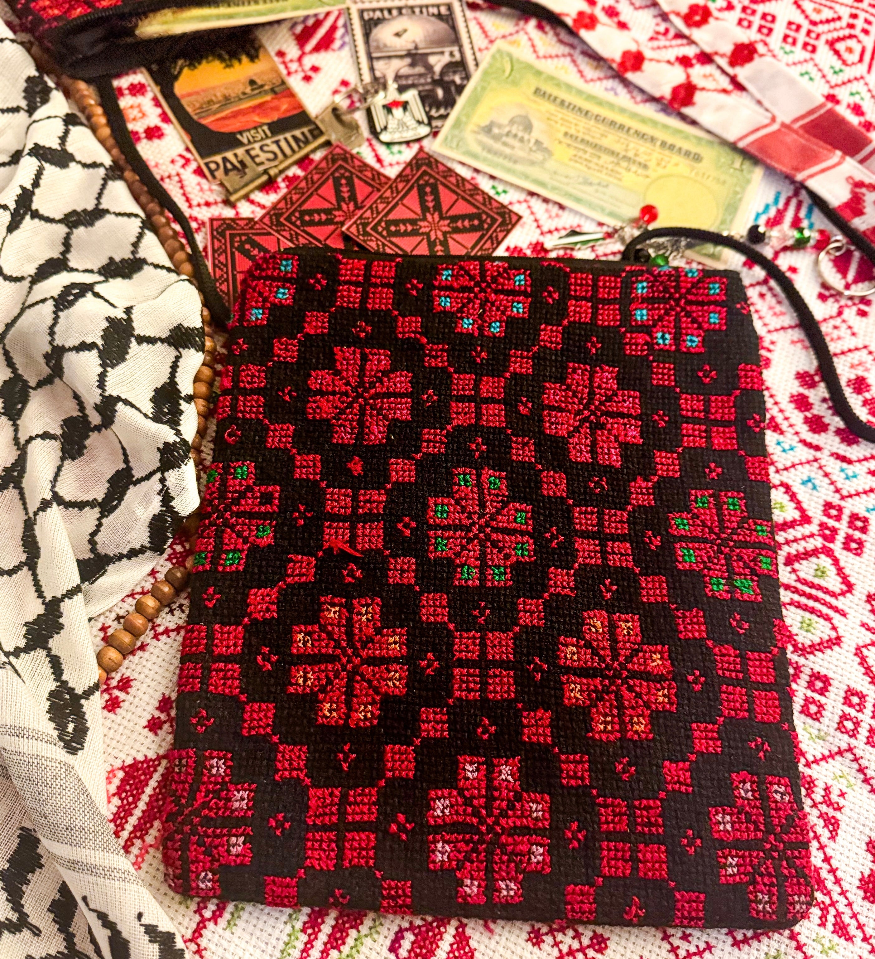 Fargerik tatreez-veske med detaljert palestinsk broderimønster vist fra siden, håndverksinspirert veske med tradisjonelt design