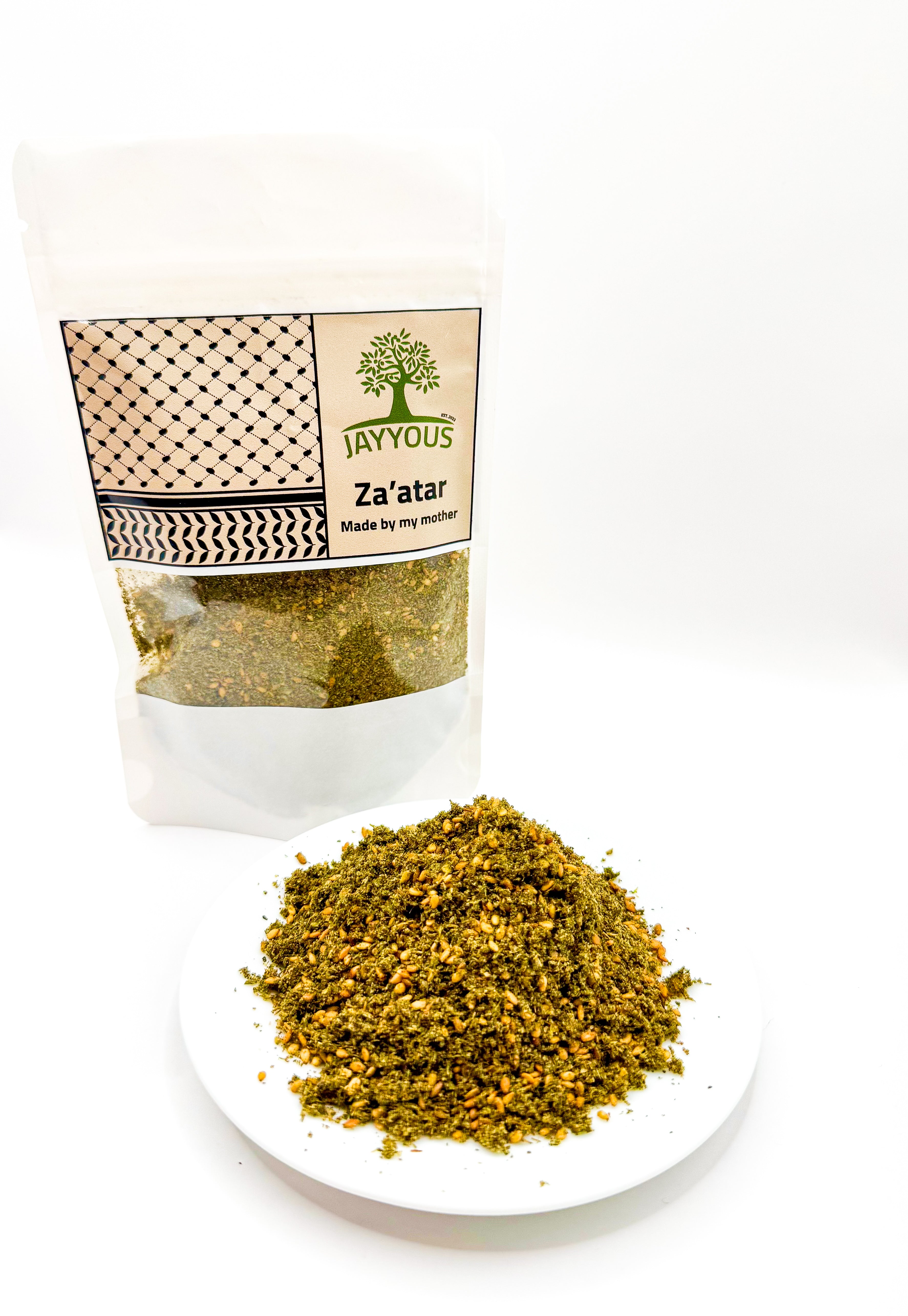 Pose med palestinsk za’atar sammen med tallerken fylt med za’atar-blanding, tradisjonelt urtekrydder brukt i palestinsk matlaging