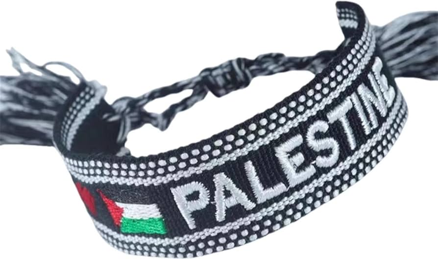 Brodert armbånd med teksten «Palestine» og palestinsk flagg, i svart og hvitt design med knytelukking.