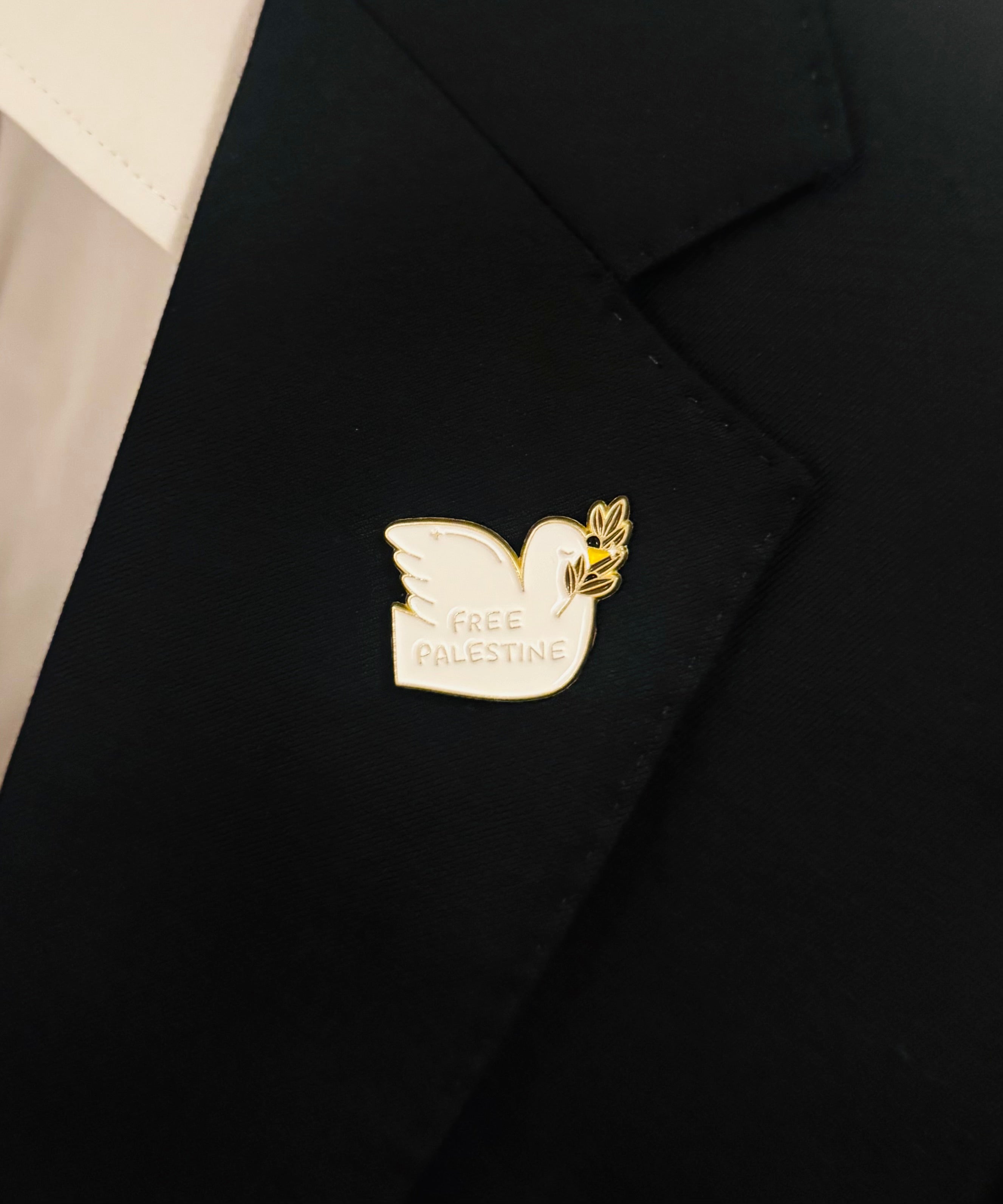 Free Palestine-pin festet på svart jakke