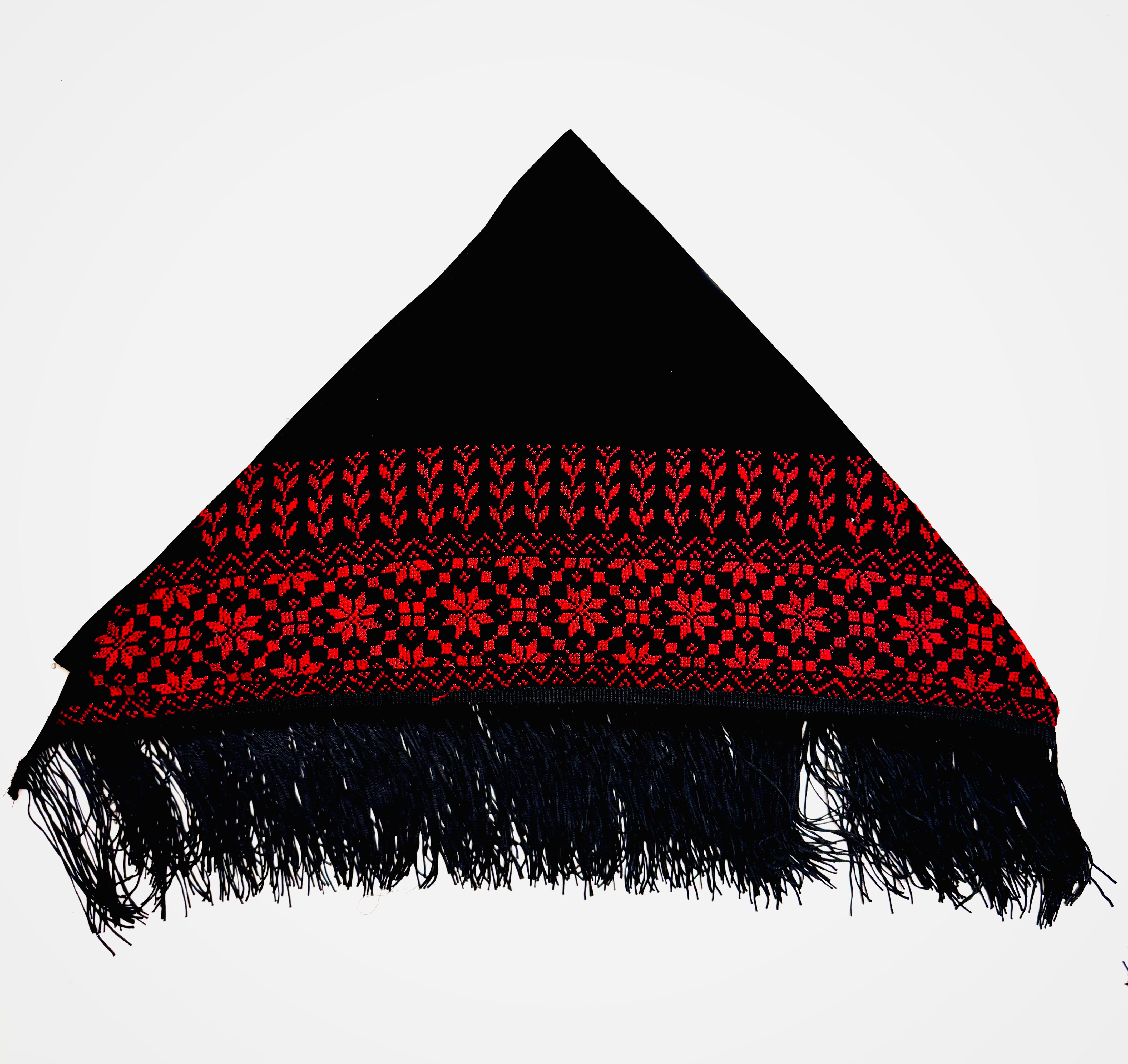 Rødt og svart tatreez-skjerf arrangert i trekantform med klassisk palestinsk broderimønster
