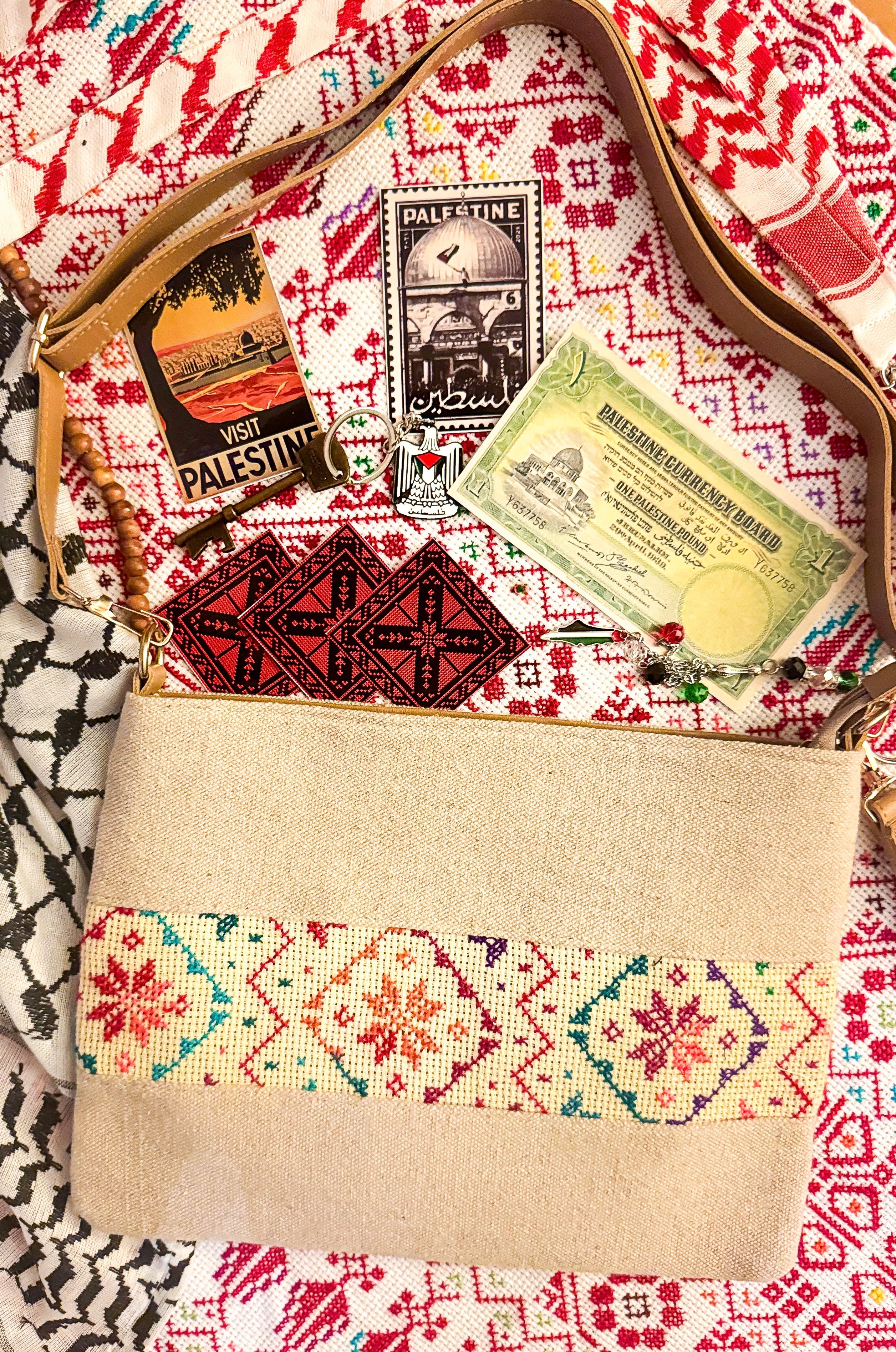 Beige tatreez-veske med palestinsk broderimønster, tidløs veske i klassisk håndverksinspirert design