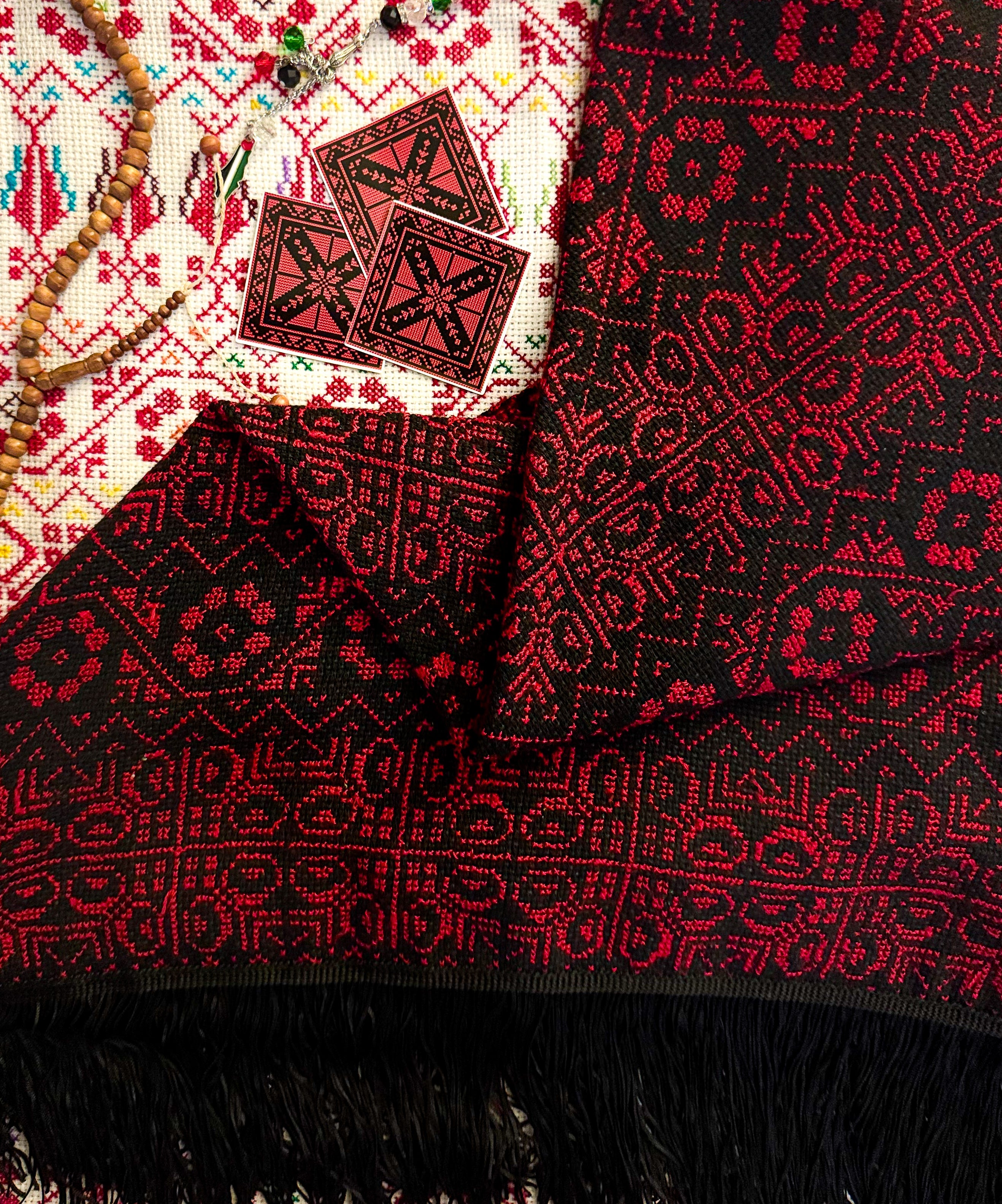 Rødt og svart tatreez-skjerf med palestinsk broderimønster, tradisjonelt skjerf inspirert av klassisk tatreez-håndverk