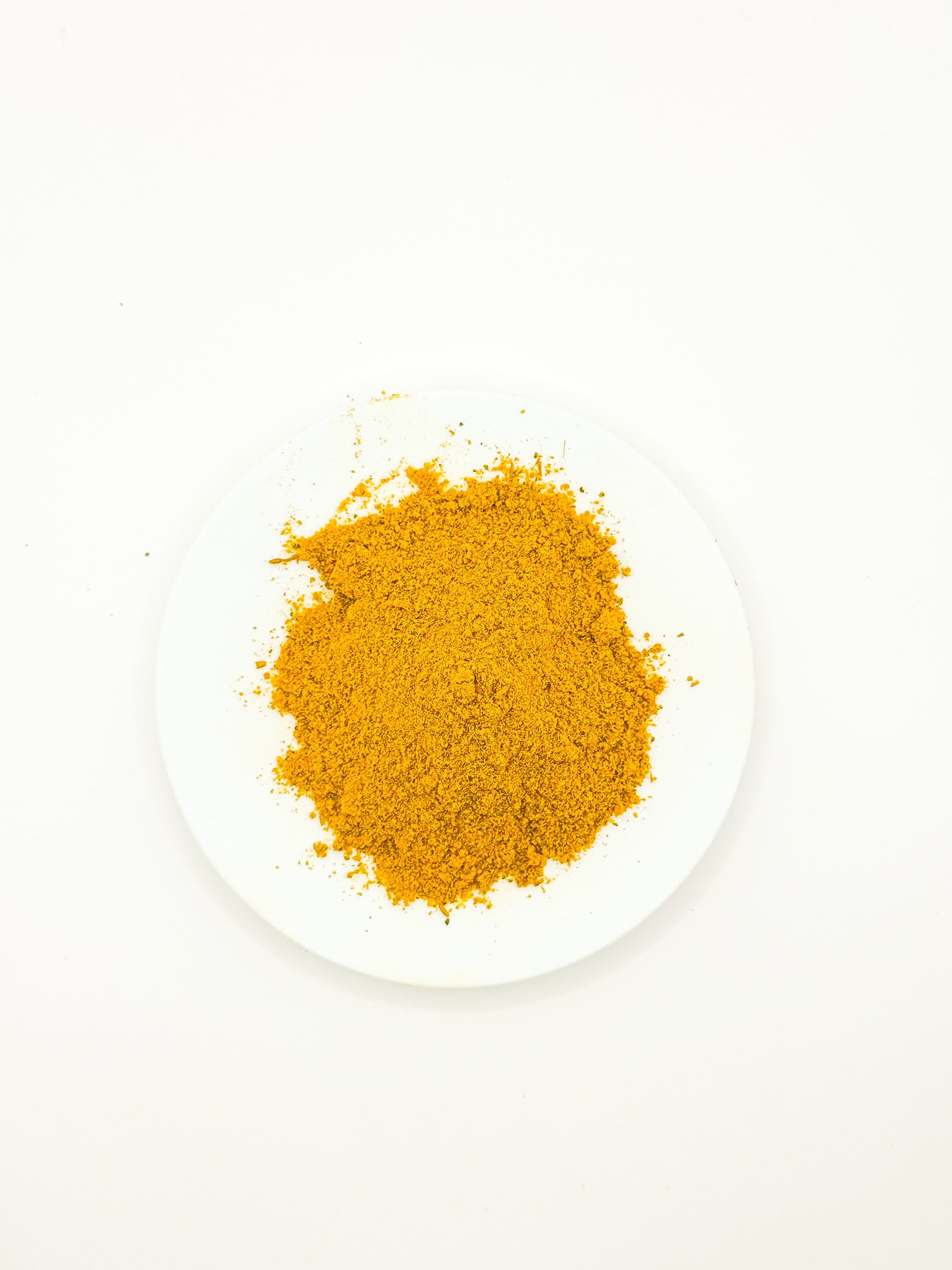 Maqloubeh ris-krydder servert på hvit tallerken mot ren bakgrunn, palestinsk krydderblanding brukt til tradisjonell maqloubeh-rett