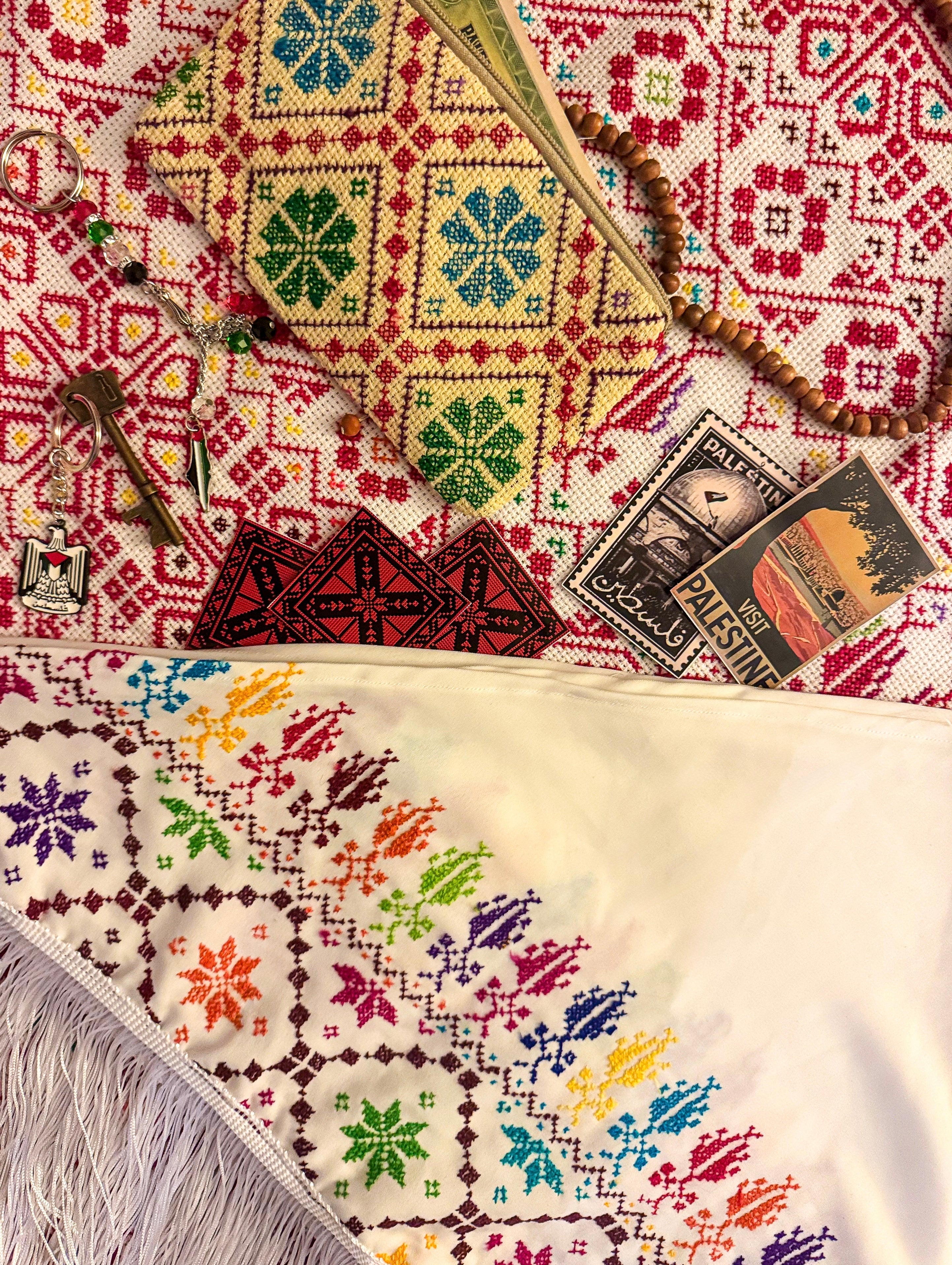 vitt tatreez-sjal med delikat palestinsk broderimønster, lett sjal inspirert av tradisjonelt tatreez-håndverk