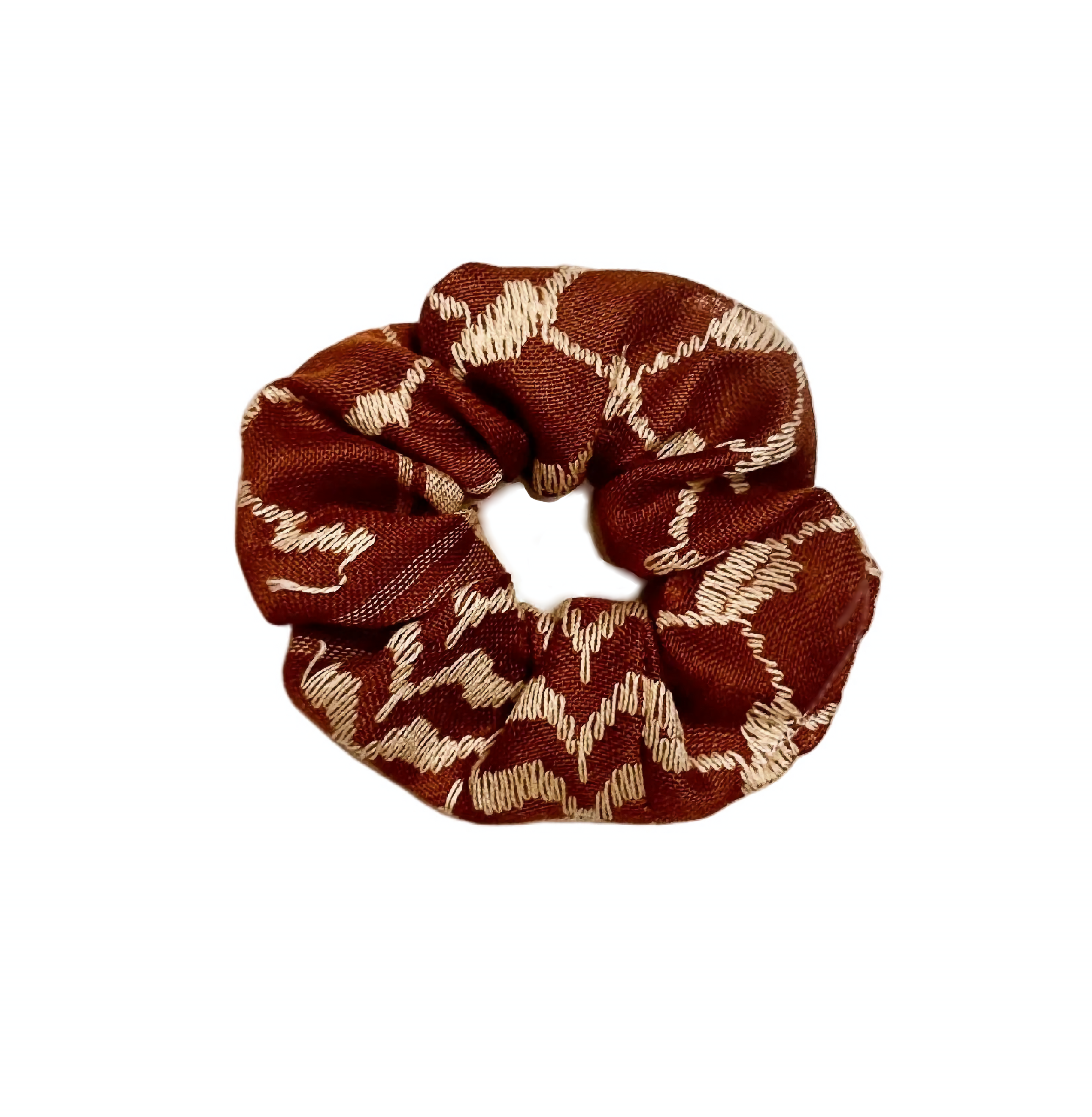 Mørkebrun scrunchie med beige kufiyeh-mønster, hårstrikk inspirert av tradisjonelt palestinsk design
