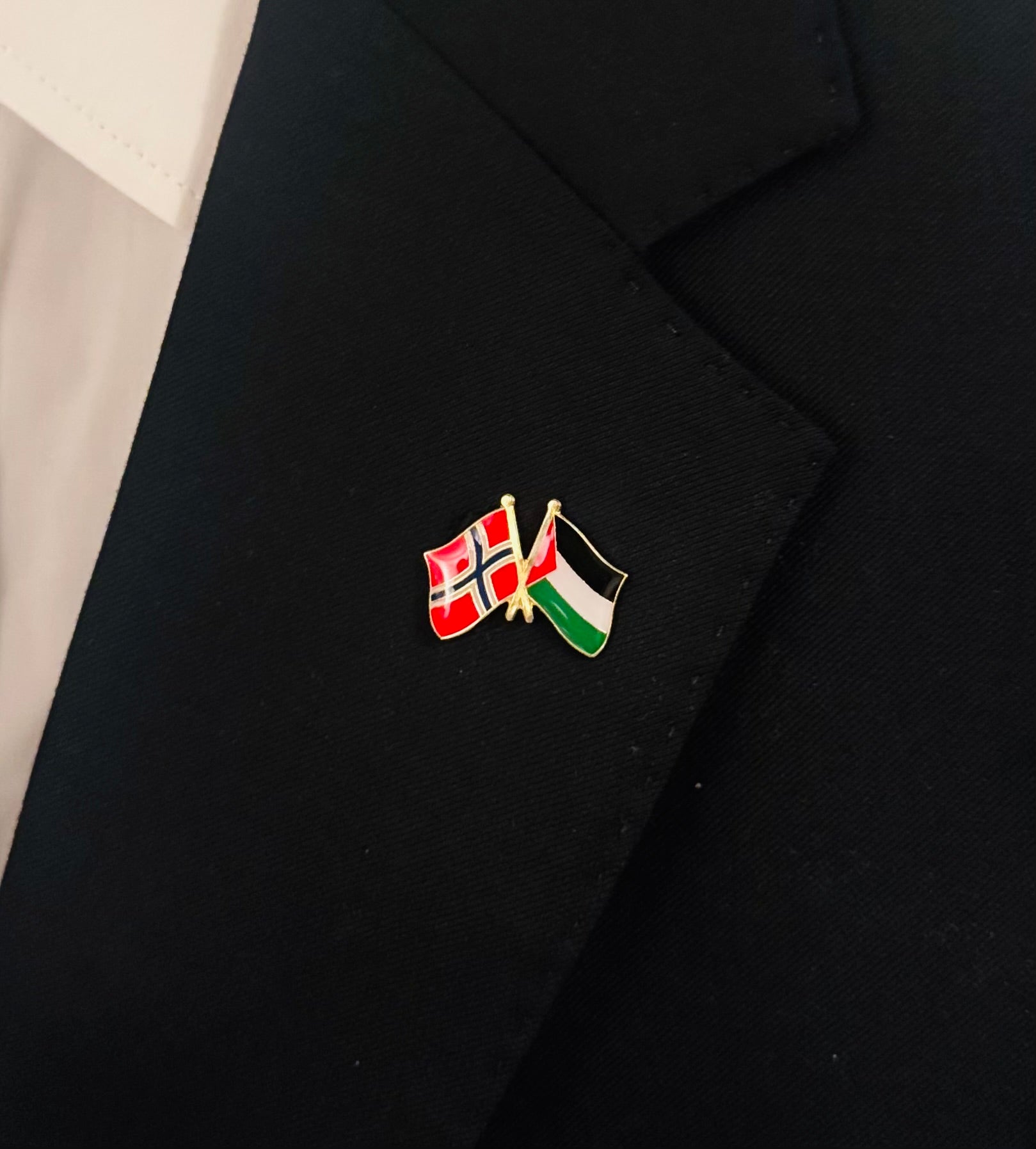 Vennskapspin med Norge- og Palestina-flagget festet på svart jakke