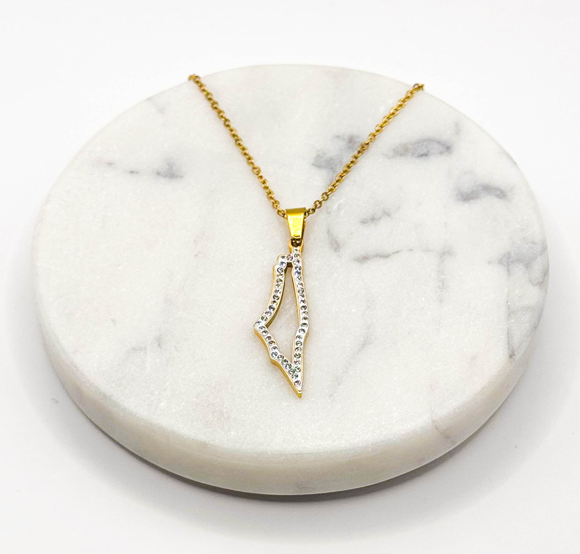 Halskjede formet som Palestina-kart med krystalldetaljer