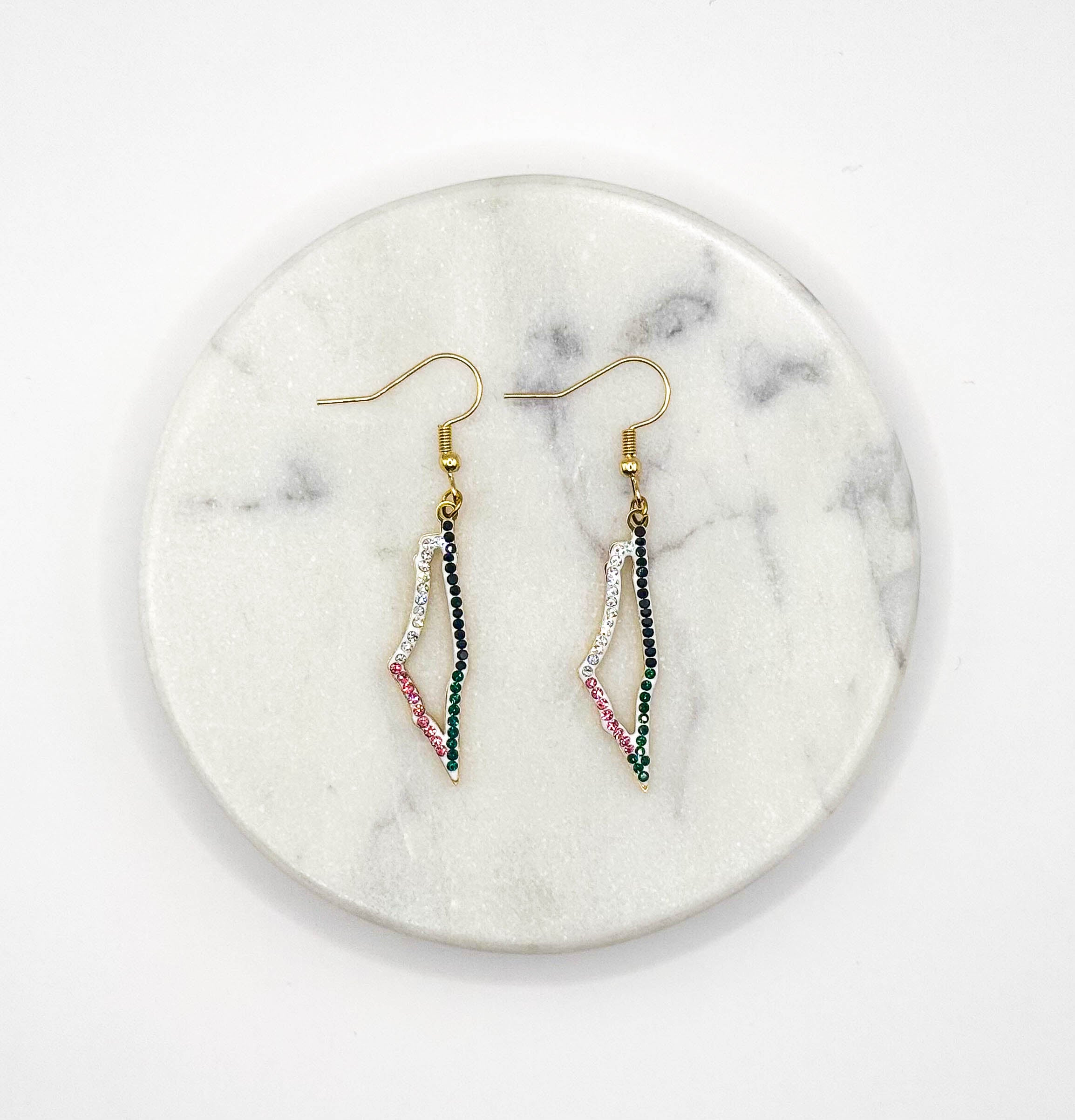 Øredobber formet som Palestina-kart i gullfarge med fargede steiner