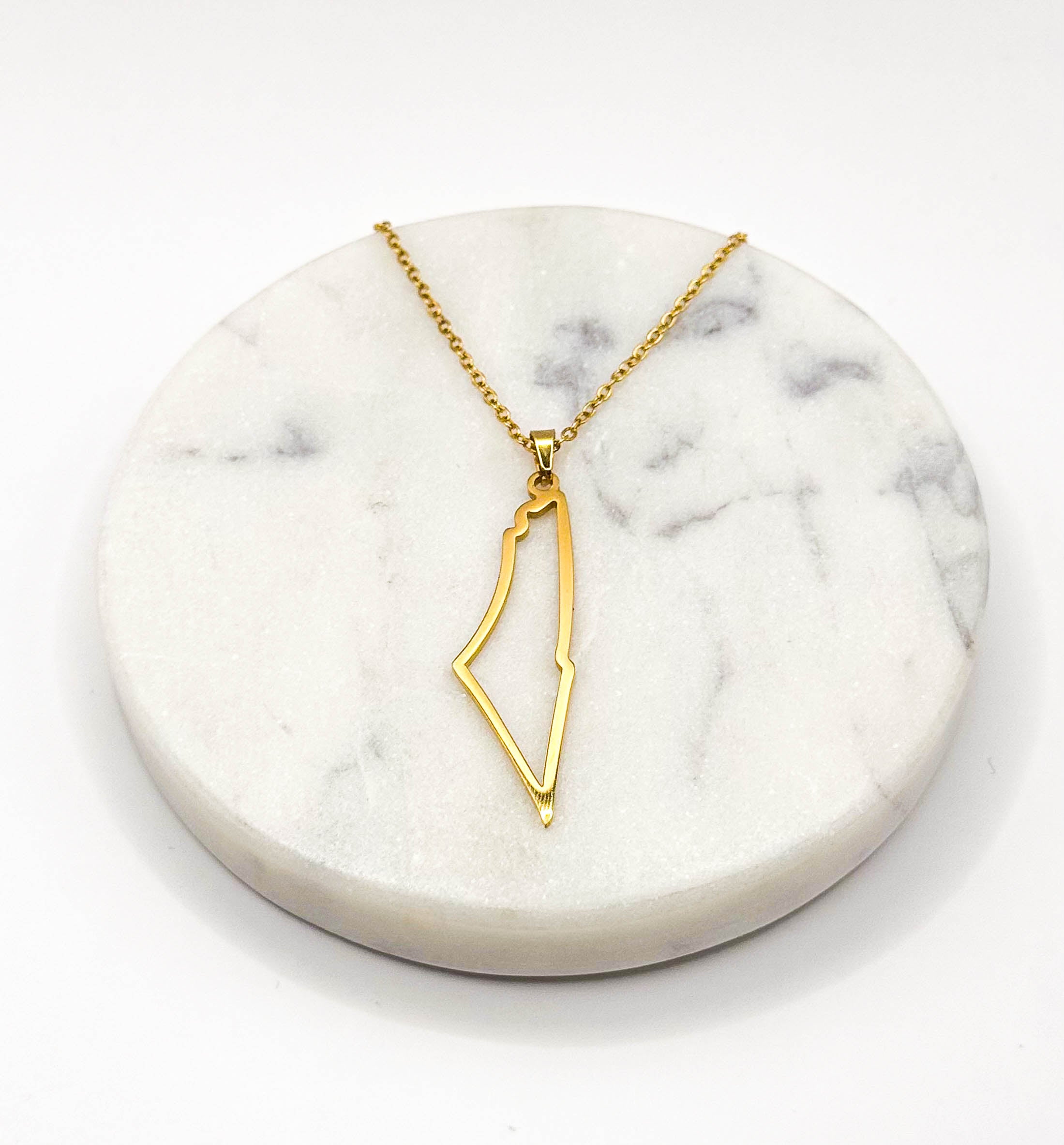 Gullfarget halskjede formet som Palestina-kart i minimalistisk design