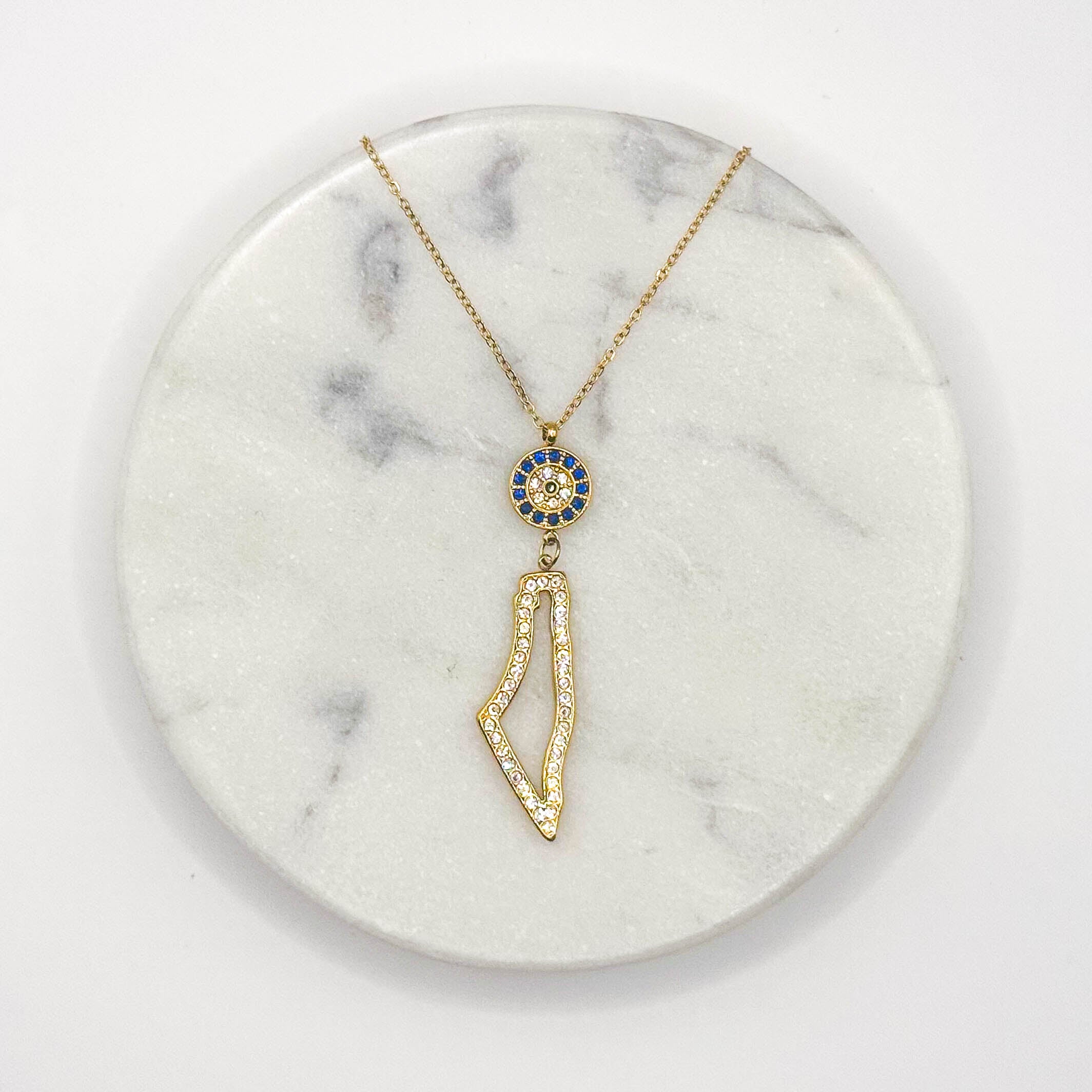 Halskjede formet som Palestina-kart i gullfarge med blå dekorativ detalj