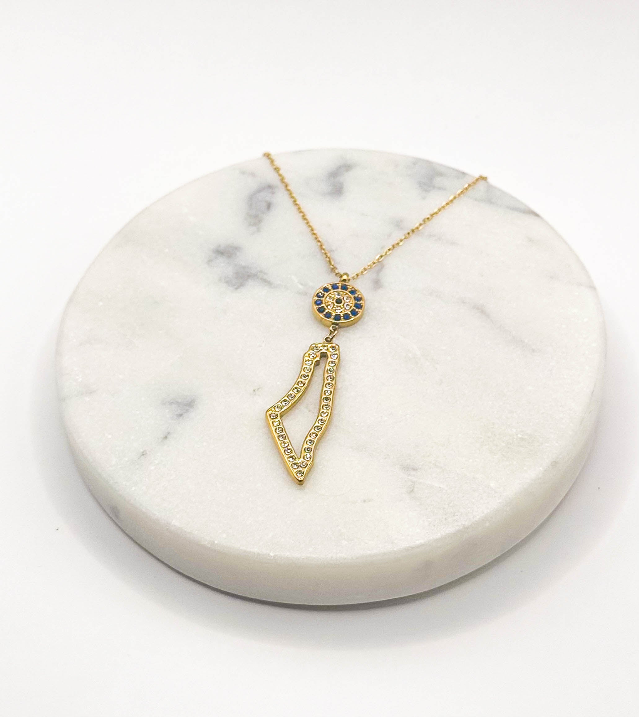 Halskjede med anheng formet som Palestina-kart og dekorativ rund detalj