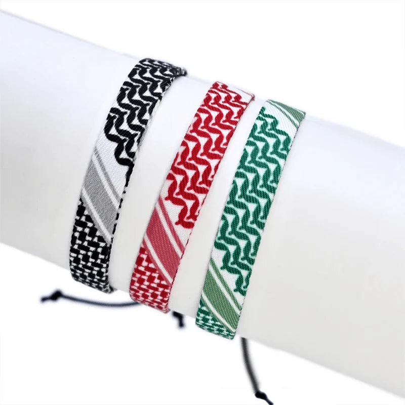Palestinsk armbånd i vevd stoff med keffiyeh-mønster i svart, rødt og grønt, justerbar snorlukking og tradisjonelt inspirert design for hverdagsbruk
