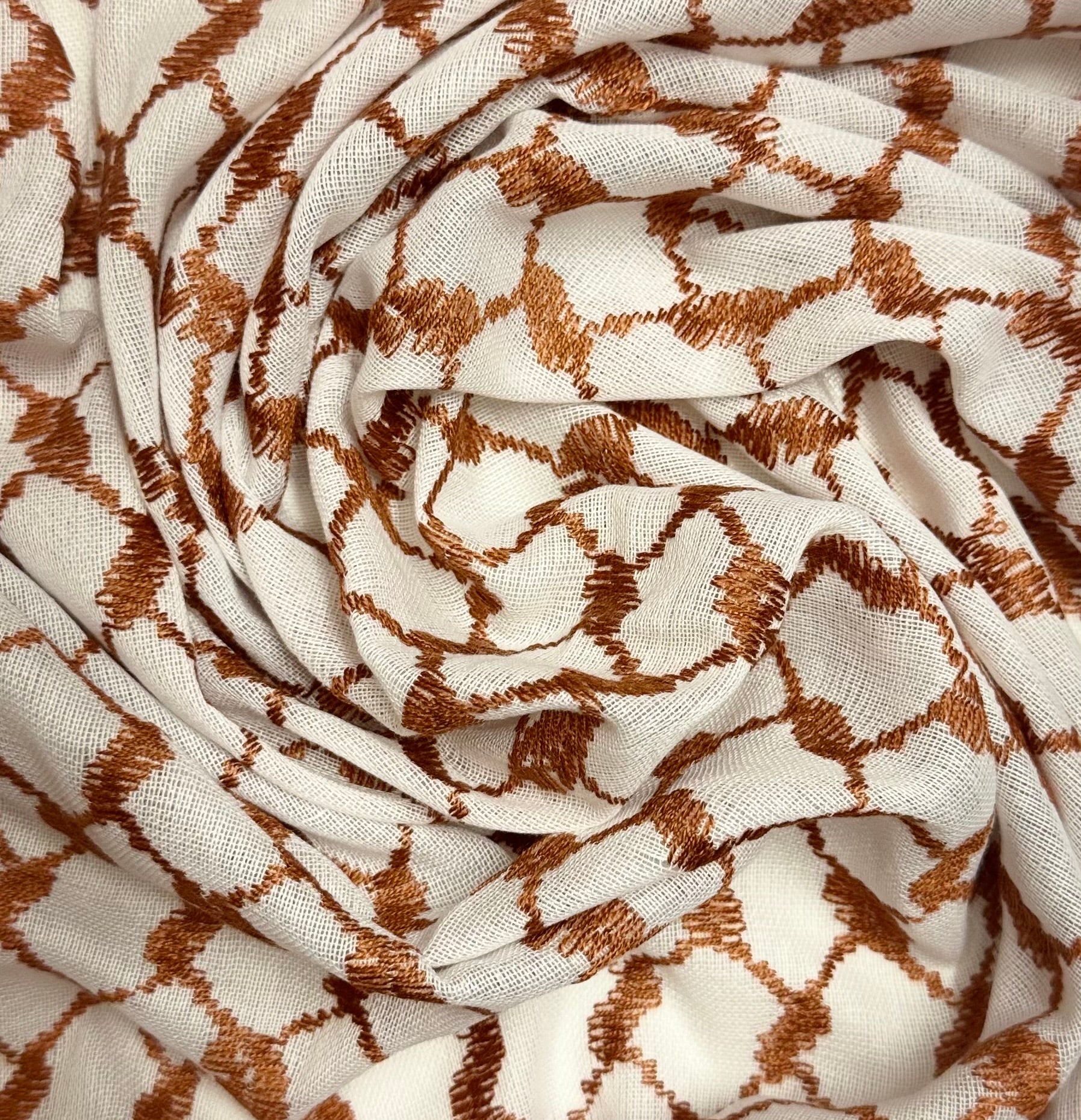 Nærbilde av kufiyeh-mønster i lyse brune og hvite farger