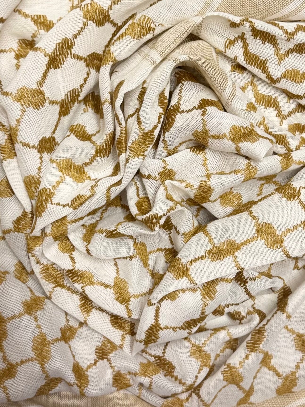 Nærbilde av kufiyeh-mønster i gule farger