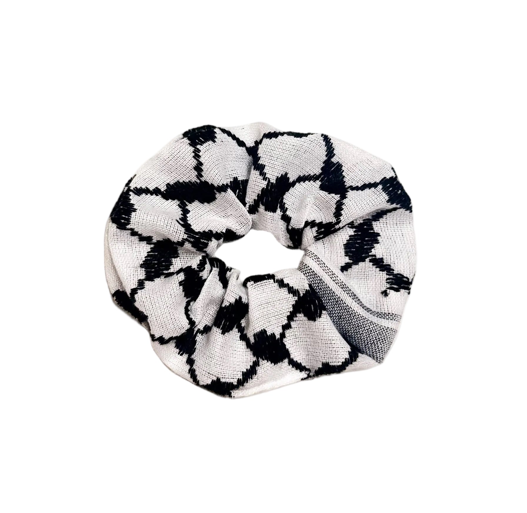 Svart og hvit scrunchie med kufiyeh-mønster, hårstrikk inspirert av tradisjonelt palestinsk design