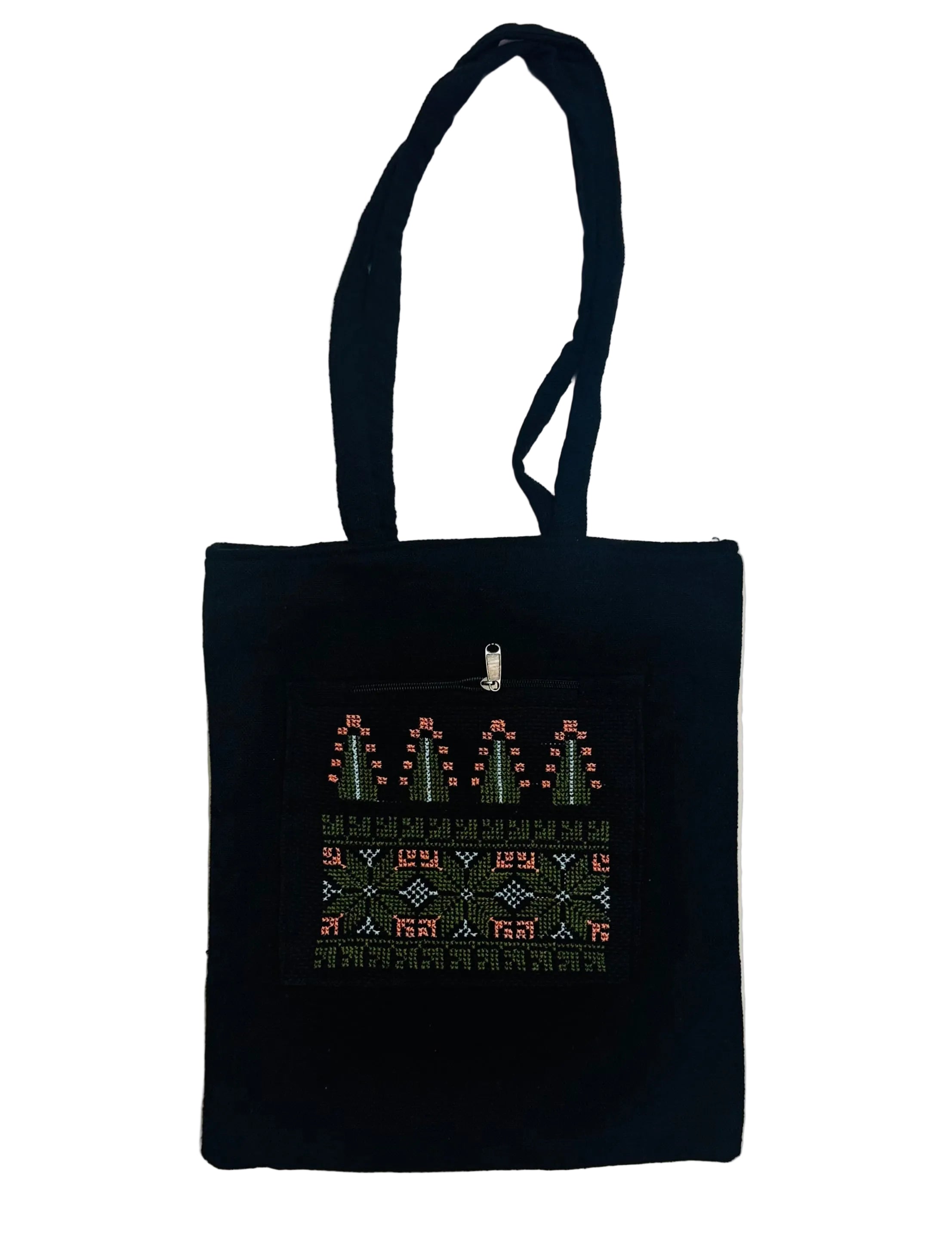 Tatreez tote bag presentert i helfigur, med håndbrodert palestinsk mønster som dekker fronten av vesken.