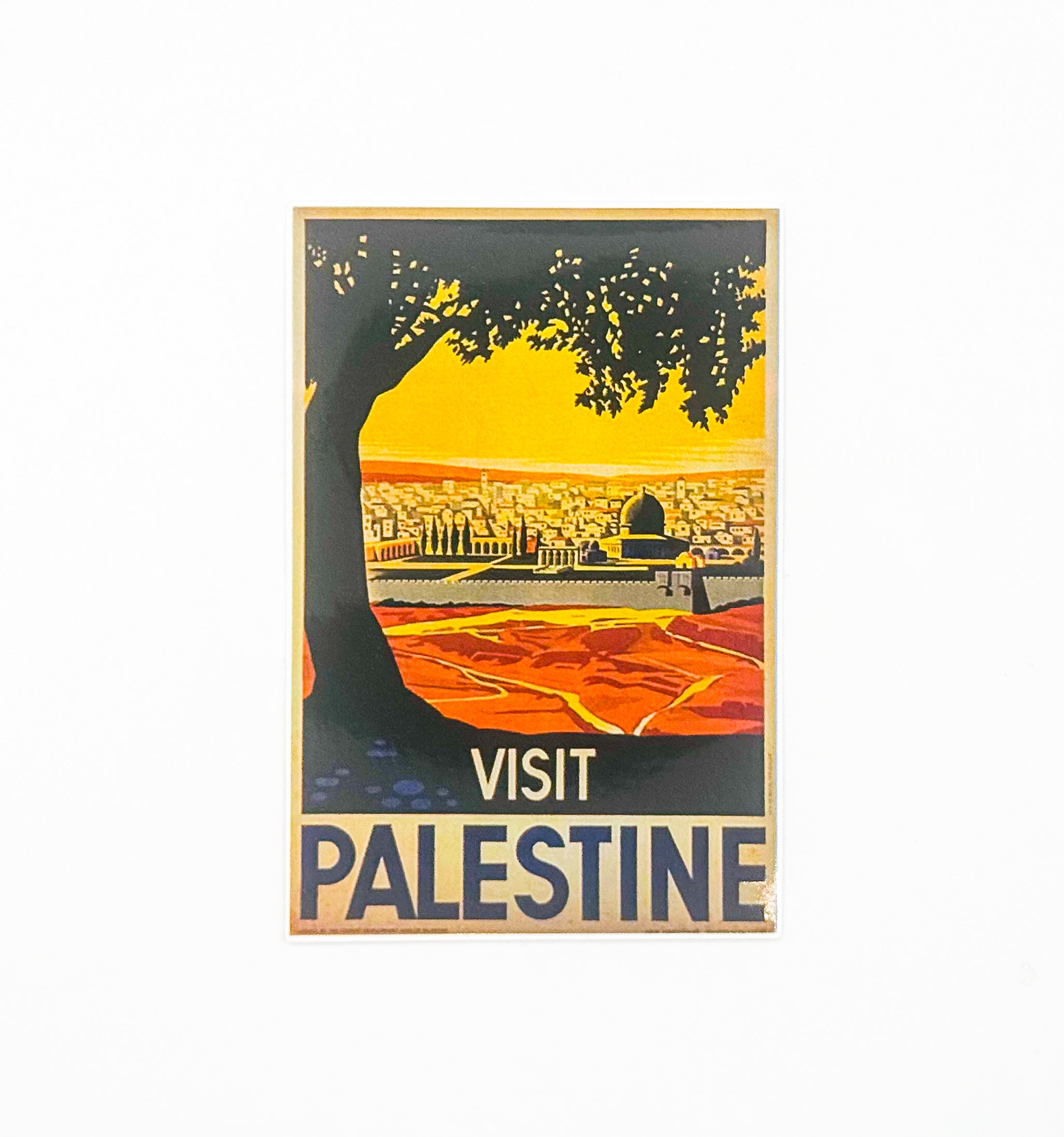 Klistremerke med illustrasjonen «Visit Palestine», som viser en stilisert byutsikt i varme fargetoner.