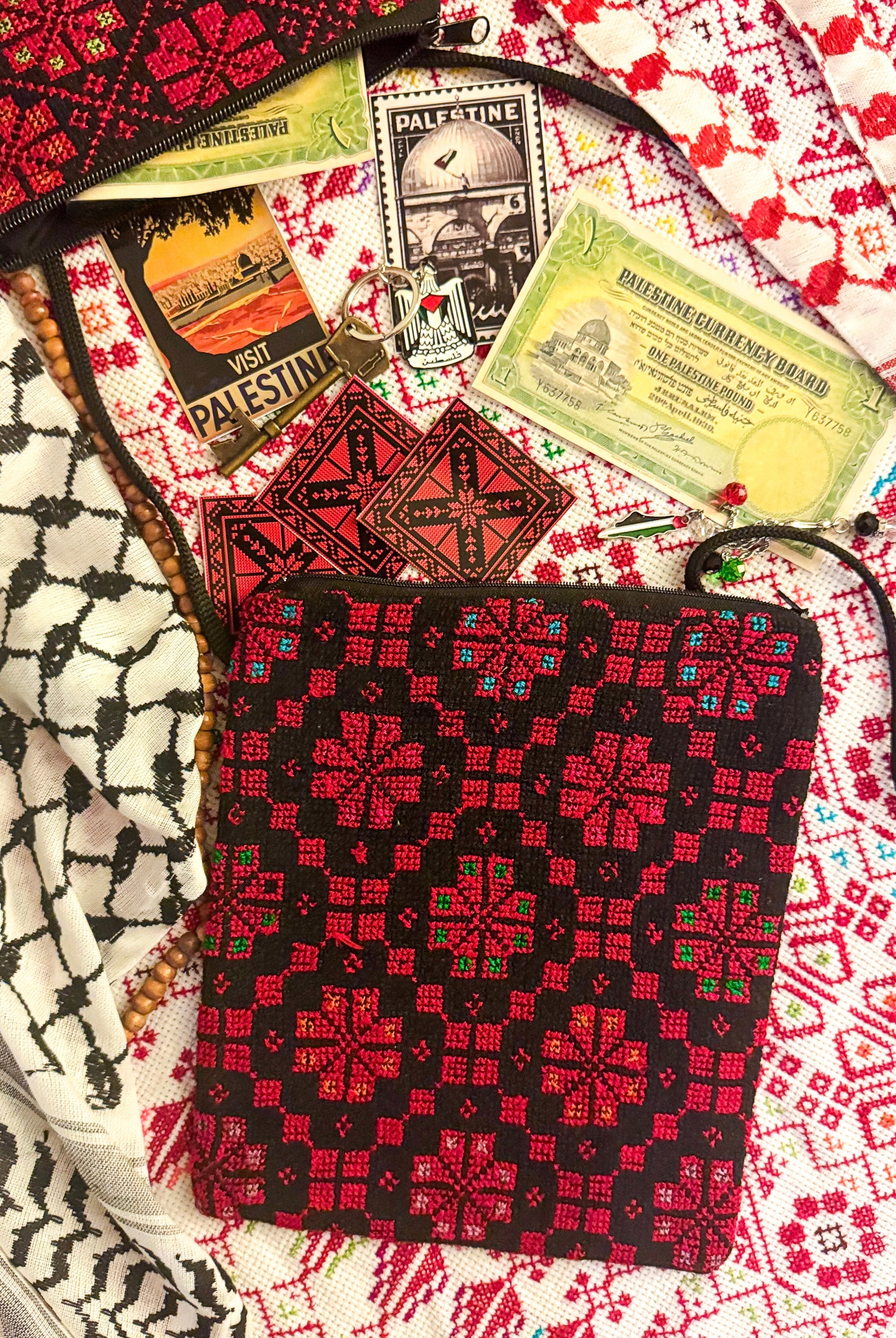 Fargerik tatreez-veske med palestinsk broderimønster, tradisjonell veske inspirert av autentisk tatreez-håndverk