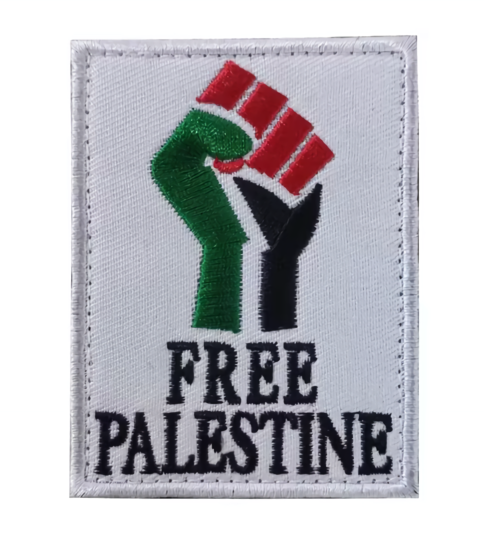 Brodert patch med teksten «Free Palestine» og knyttet hånd i palestinske farger