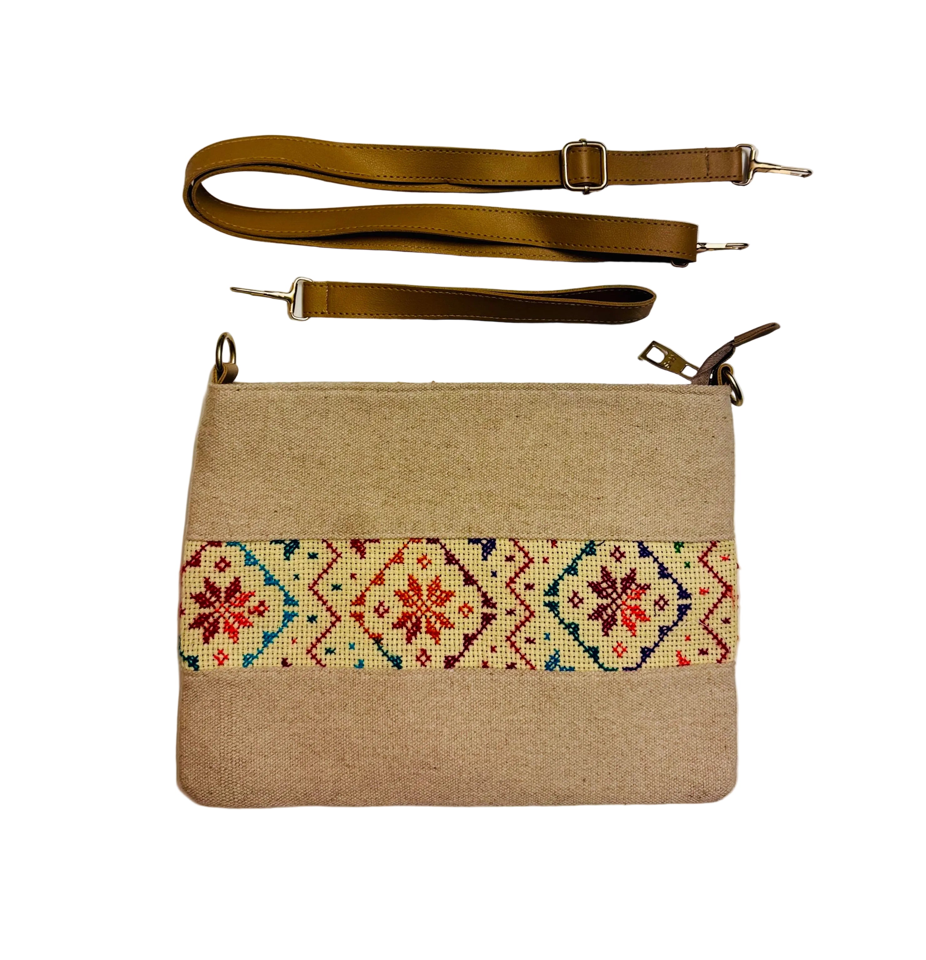 Beige tatreez-veske med detaljert palestinsk broderimønster, tidløs veske i tradisjonelt håndverksinspirert design