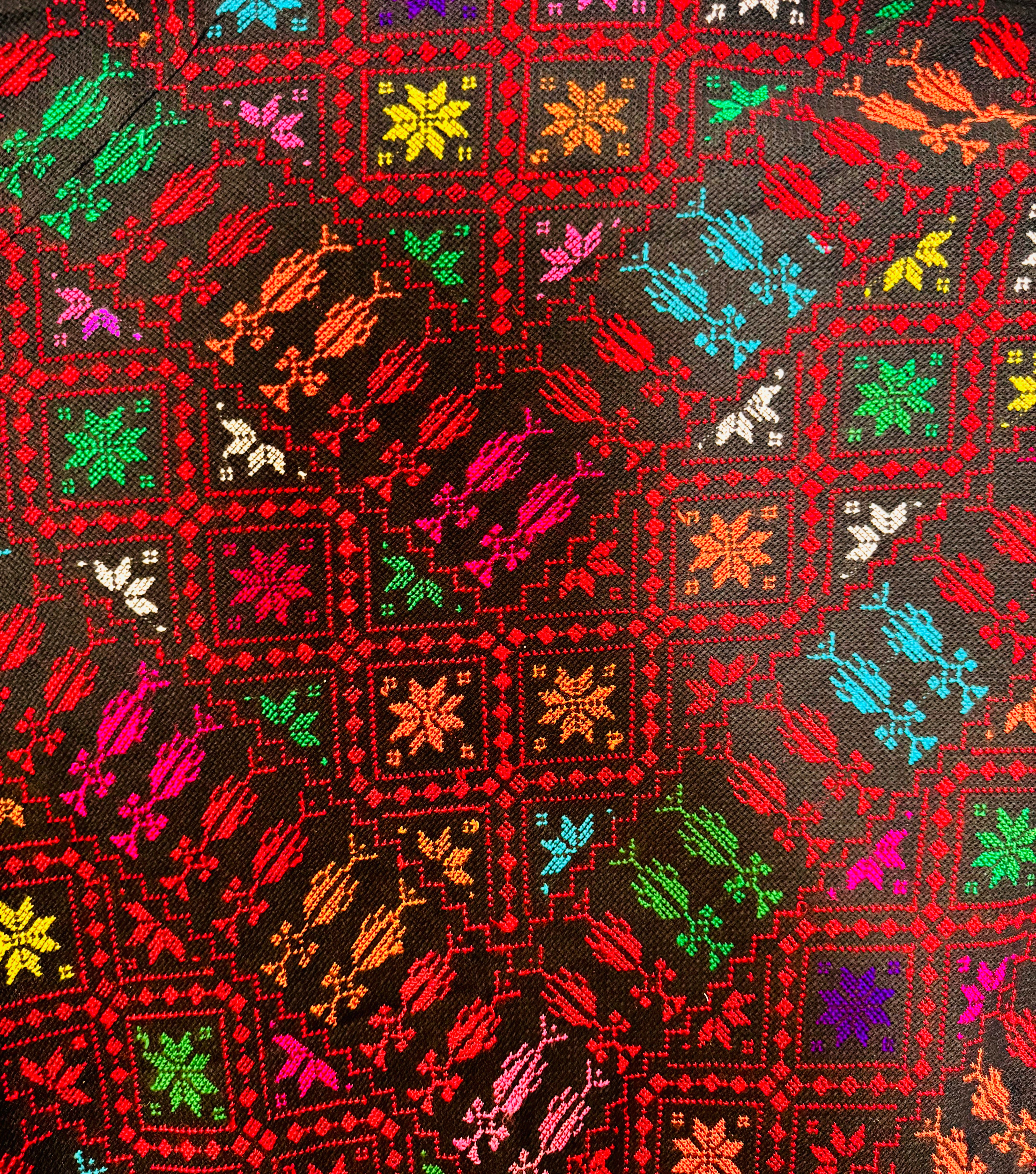 Detaljert nærbilde av tatreez-mønster med tradisjonelle palestinske broderte former og tydelig tekstur