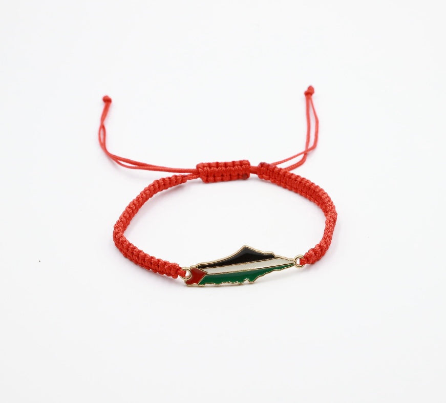 Rødt brodert armbånd med kartet av Palestina som sentralt motiv.