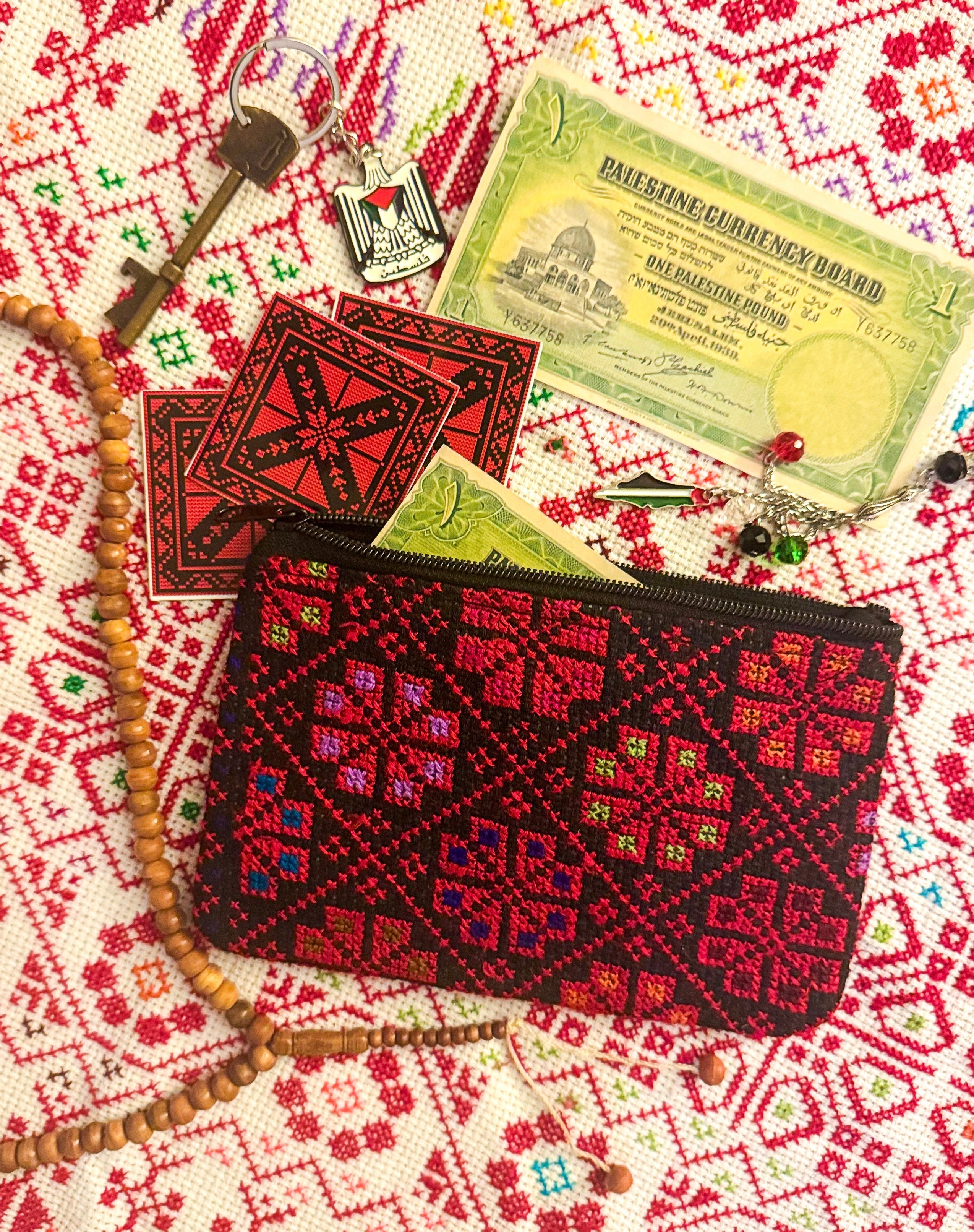 Fargerik tatreez-lommebok med palestinsk broderimønster fylt med kontanter, tradisjonell lommebok inspirert av autentisk tatreez-håndverk