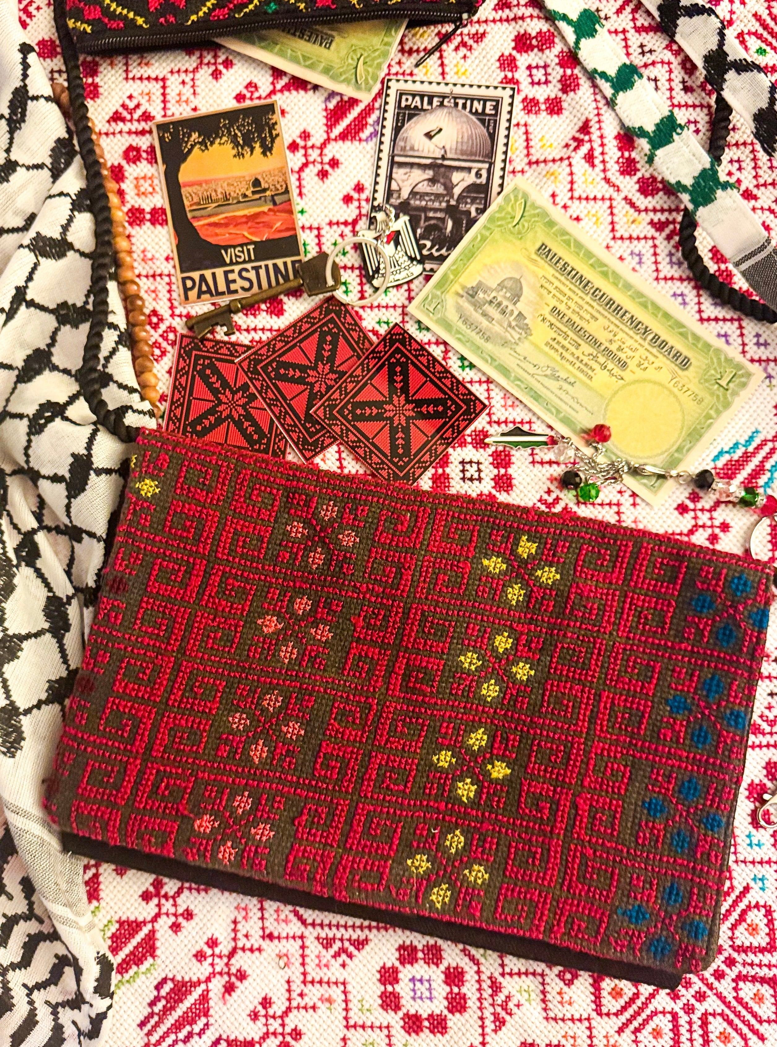 Fargerik tatreez-veske med asymmetrisk palestinsk broderimønster, dekorativ veske inspirert av tradisjonelt tatreez-håndverk