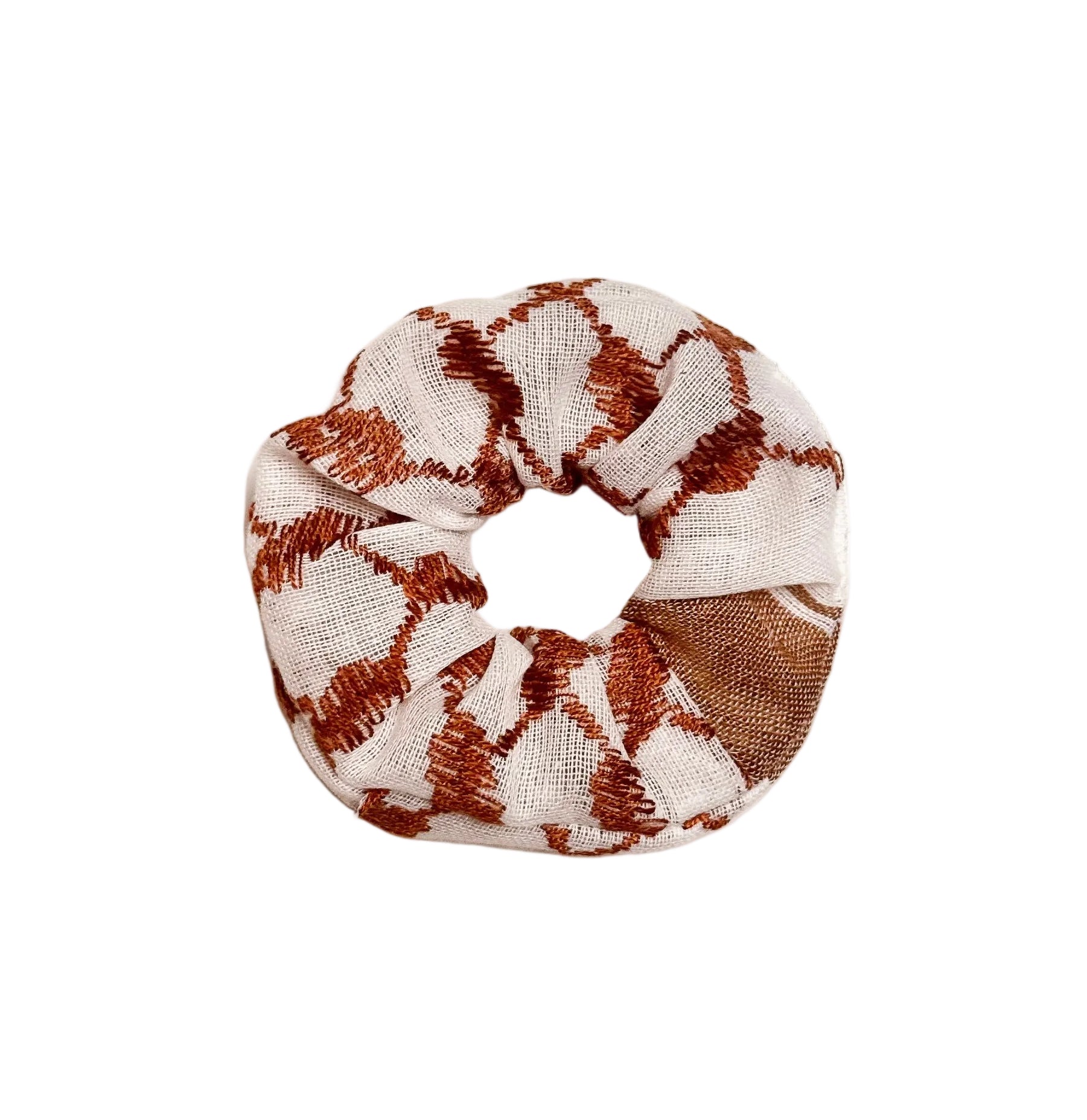 Brun og hvit scrunchie med kufiyeh-mønster, hårstrikk inspirert av tradisjonelt palestinsk design