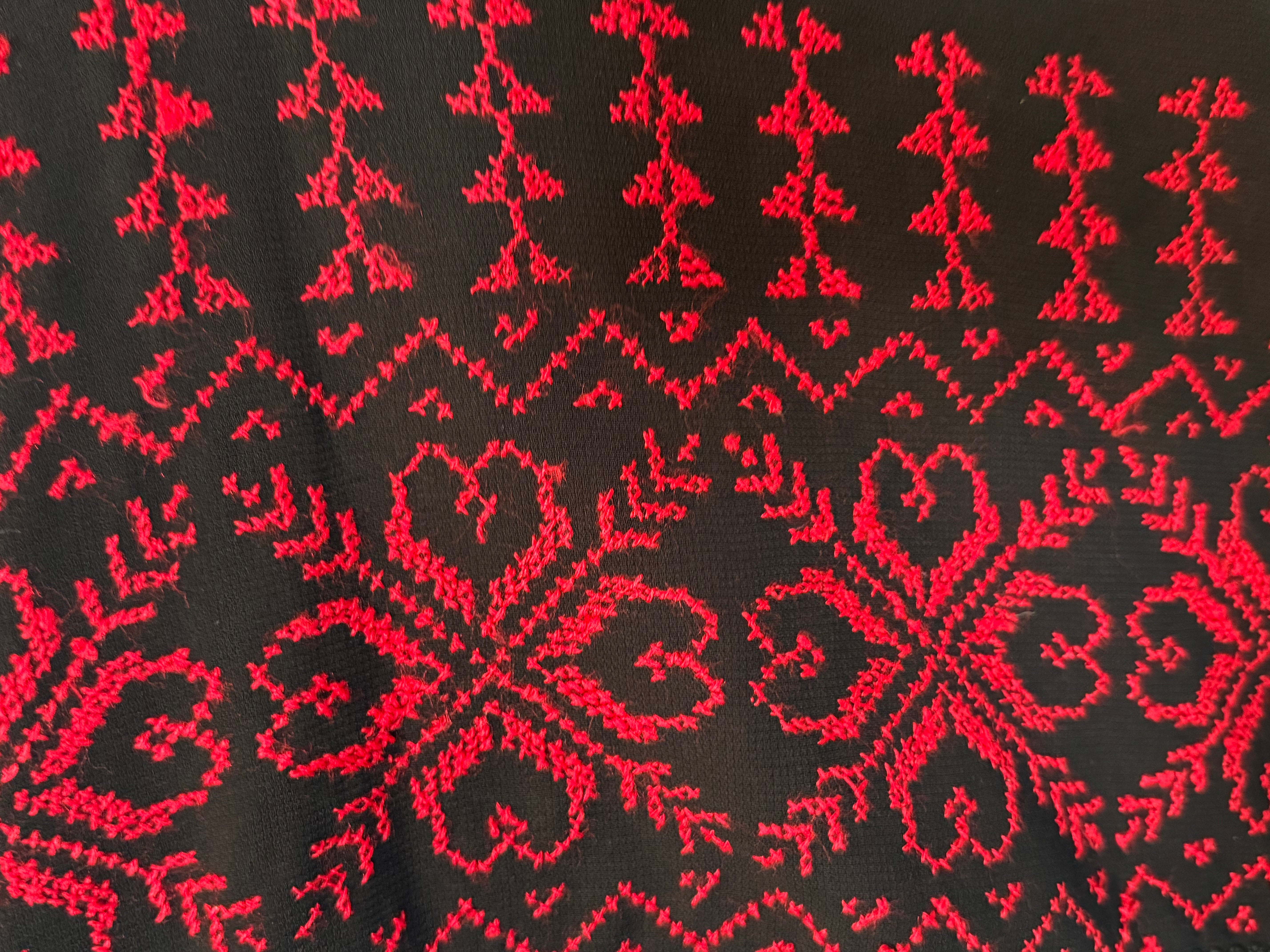 Tradisjonelt palestinsk tatreez-mønster brodert langs kanten av et sjal.