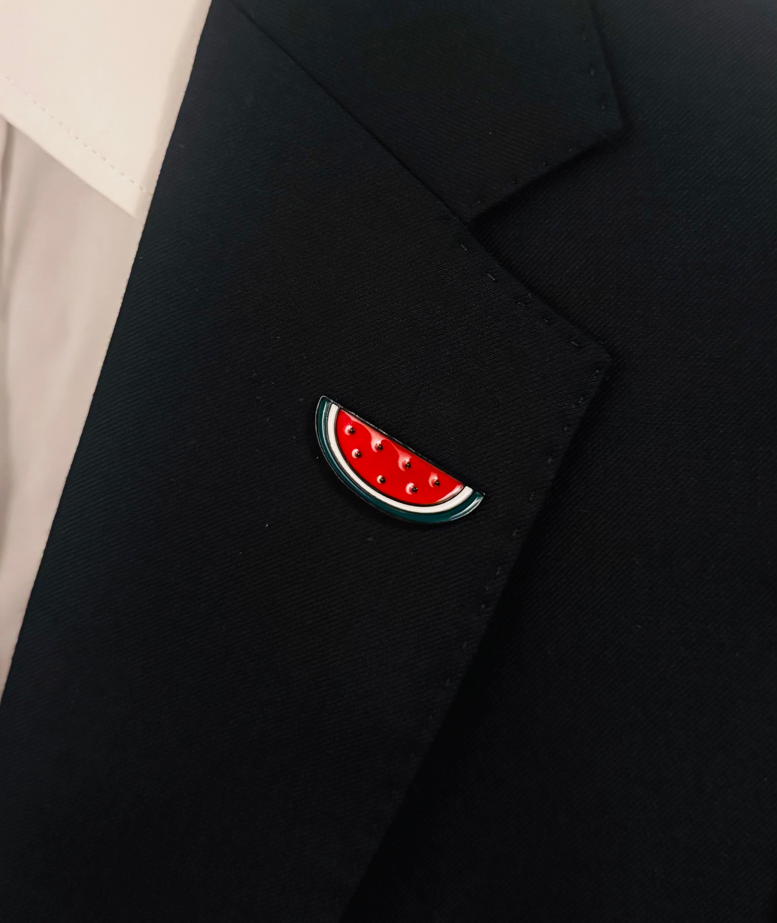Vannmelon-pin festet på svart jakke