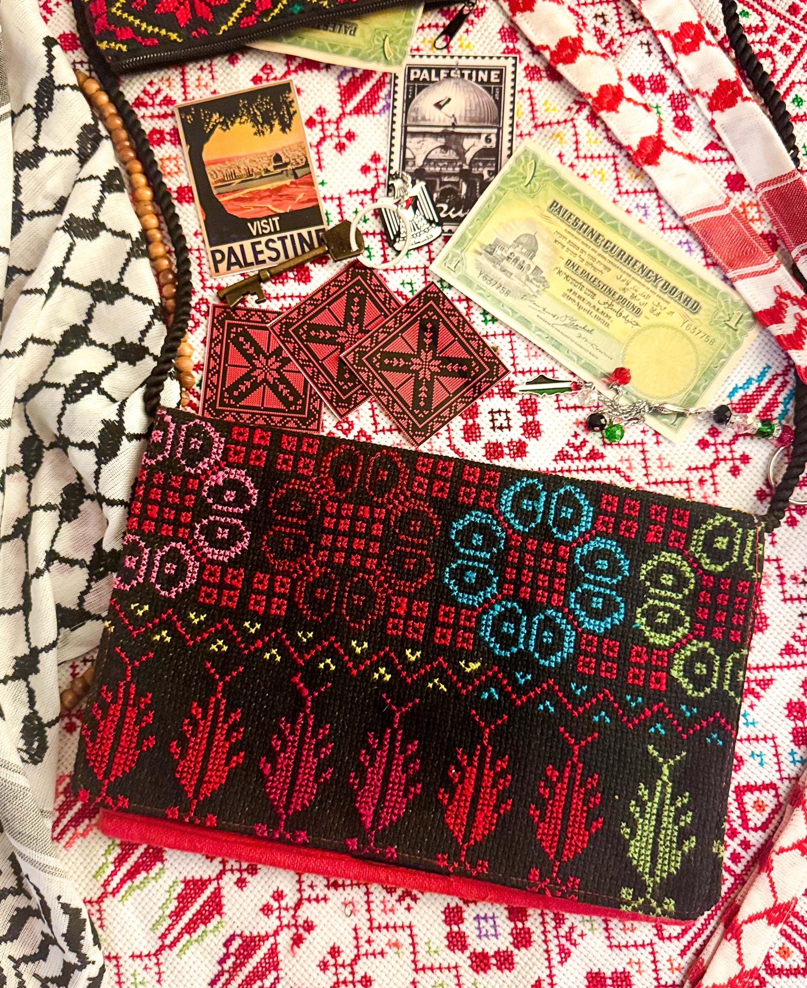 Fargerik tatreez-veske med kontrastfylt palestinsk broderimønster, unik veske i tradisjonelt håndverksinspirert design
