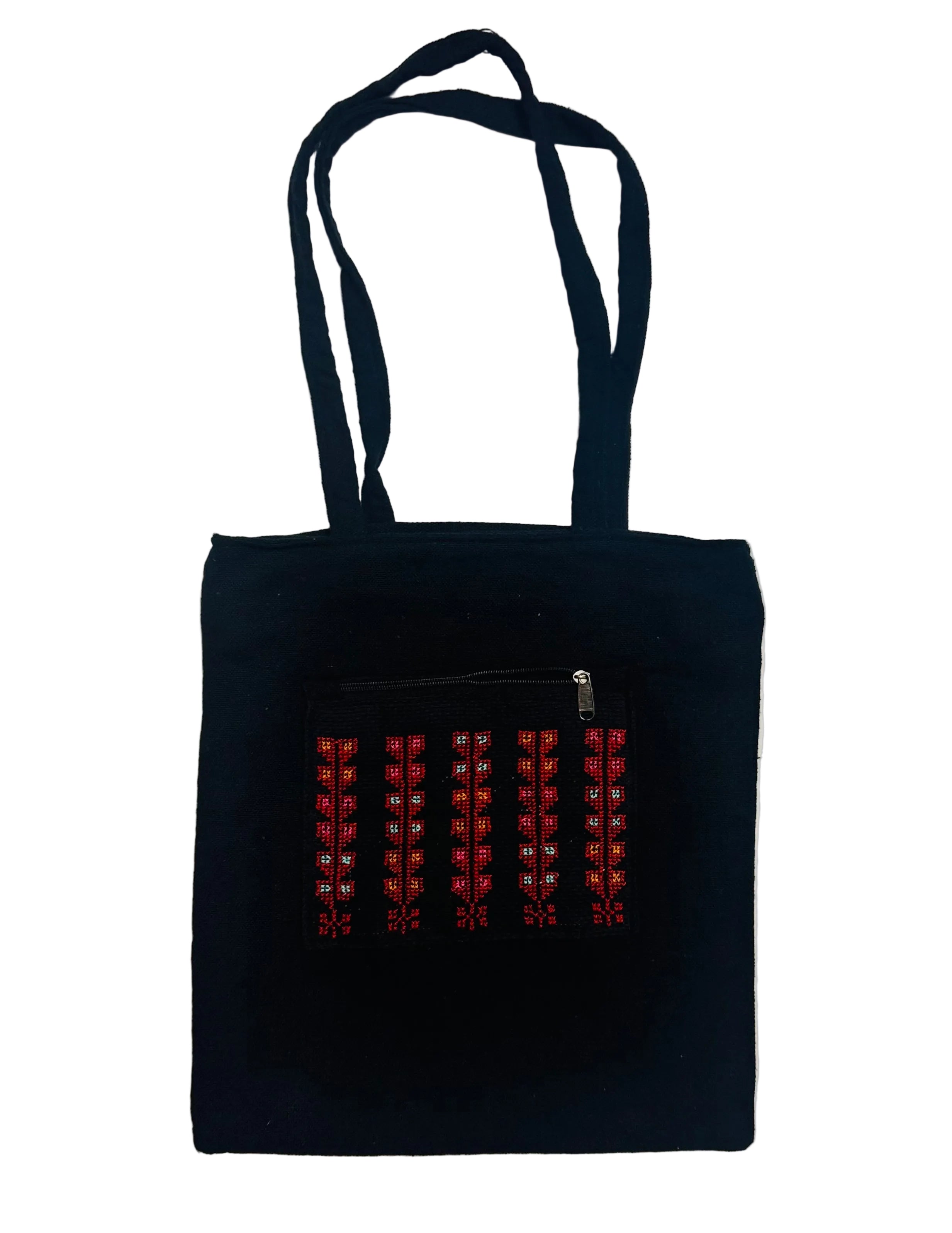 Tote bag med tatreez-broderi fotografert i bruk, der stoff, sømmer og tradisjonelle detaljer kommer tydelig frem.
