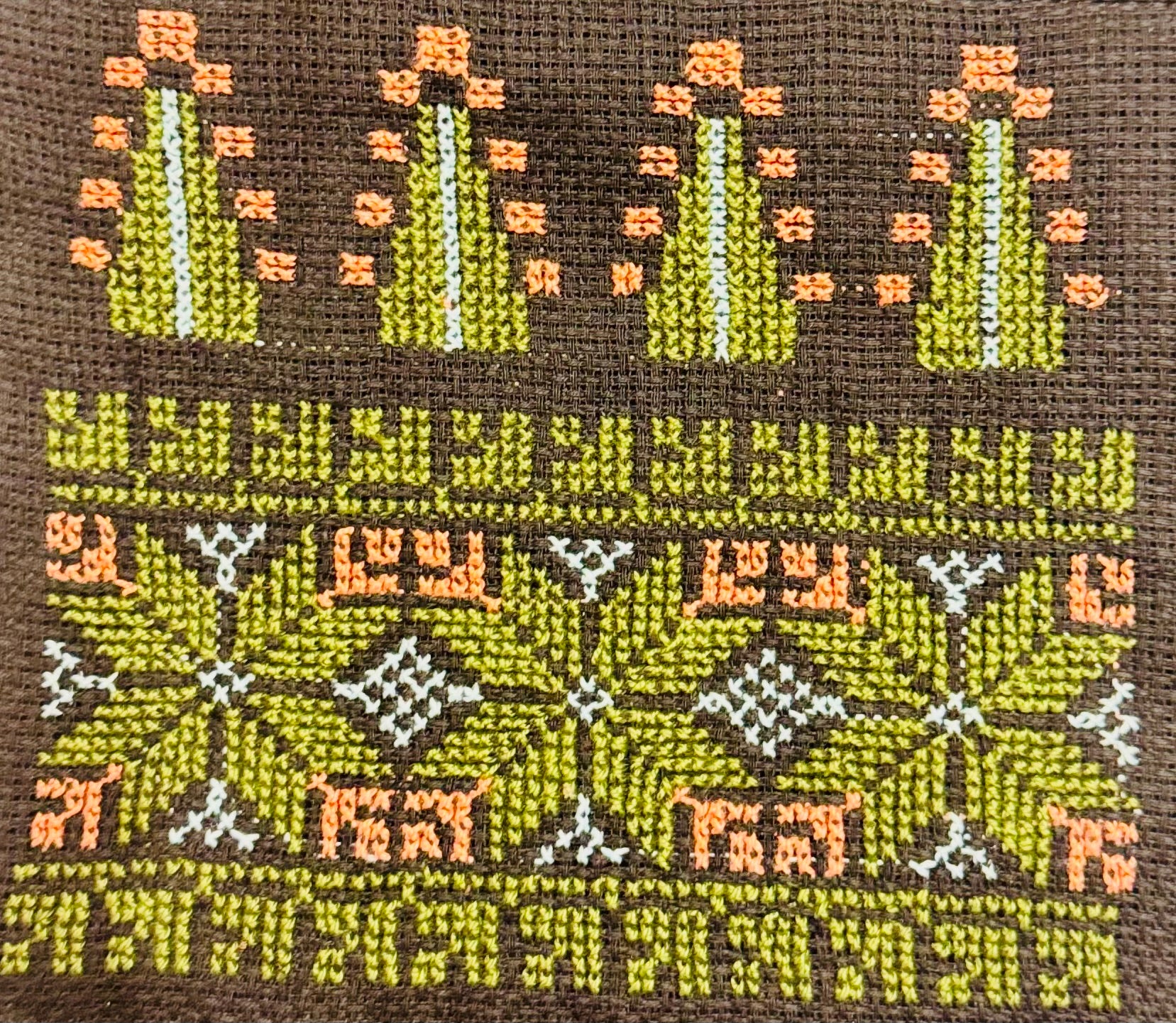 Nærfotografert broderidetalj fra en tatreez tote bag, der tradisjonelt mønster møter moderne bruksgjenstand.