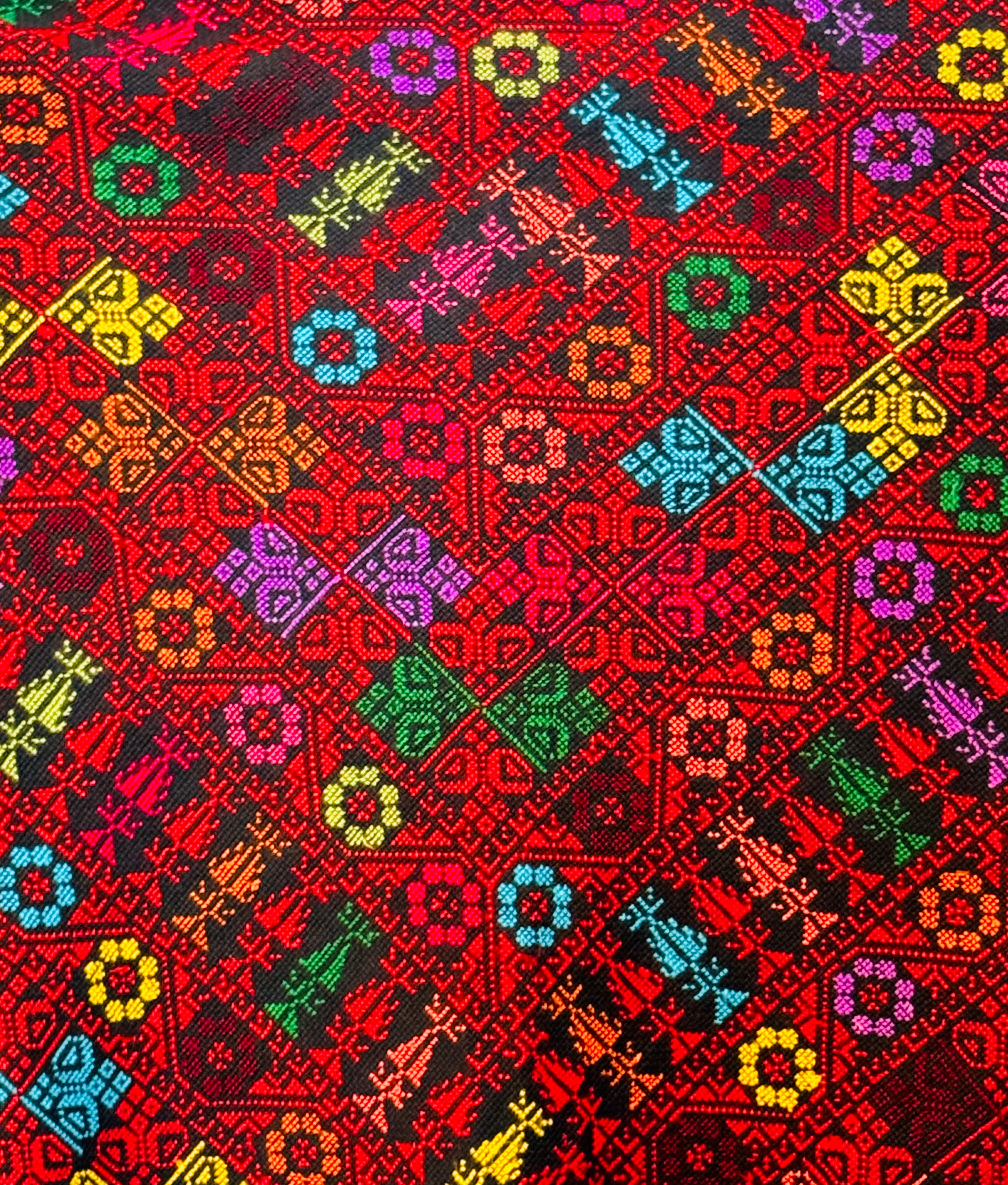 Nærbilde av palestinsk tatreez-broderi med detaljerte geometriske mønstre, tradisjonelt håndverk vist i tekstilstruktur