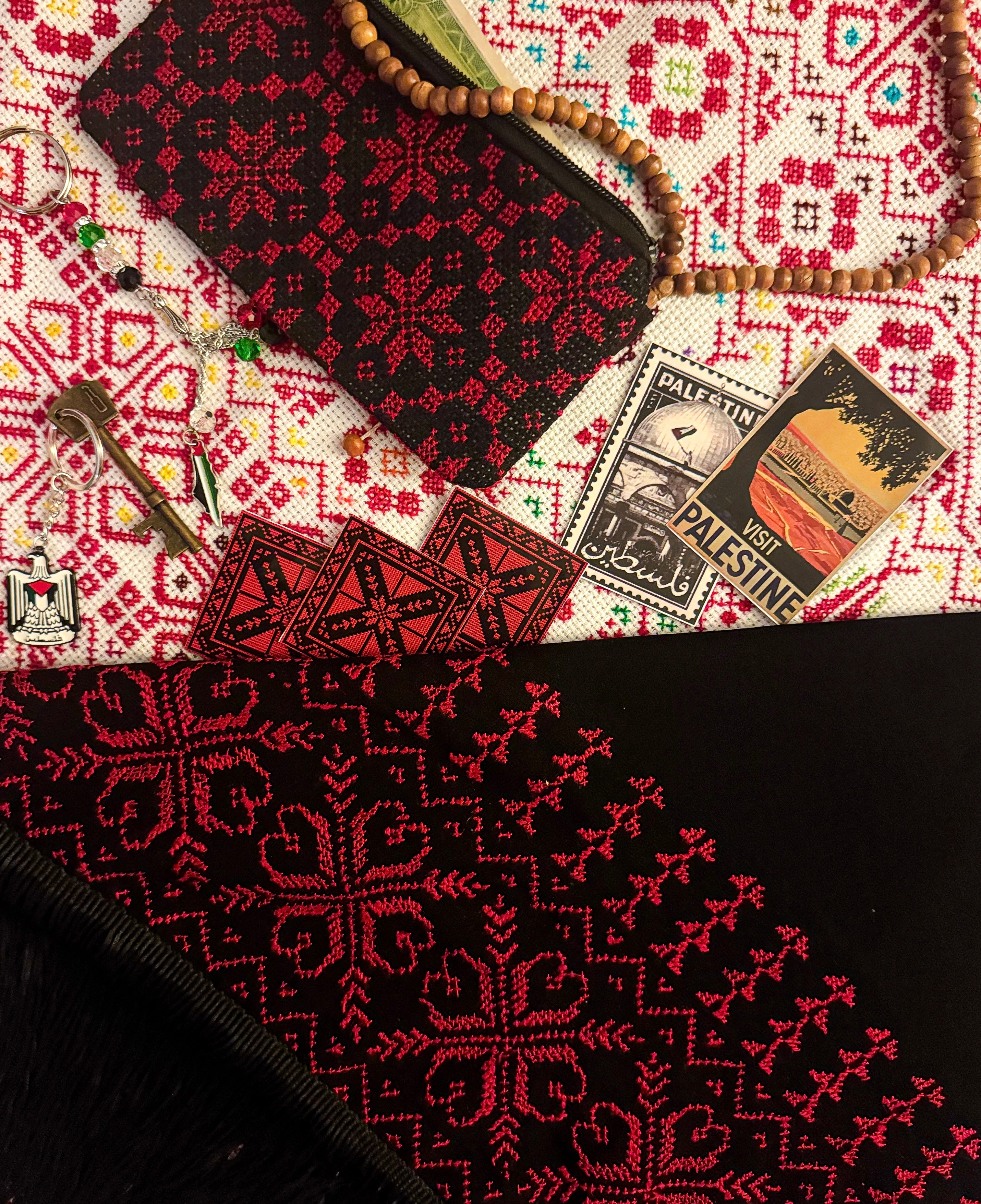 Rødt og svart tatreez-sjal med markert palestinsk broderimønster, tradisjonelt sjal inspirert av klassisk tatreez-håndverk