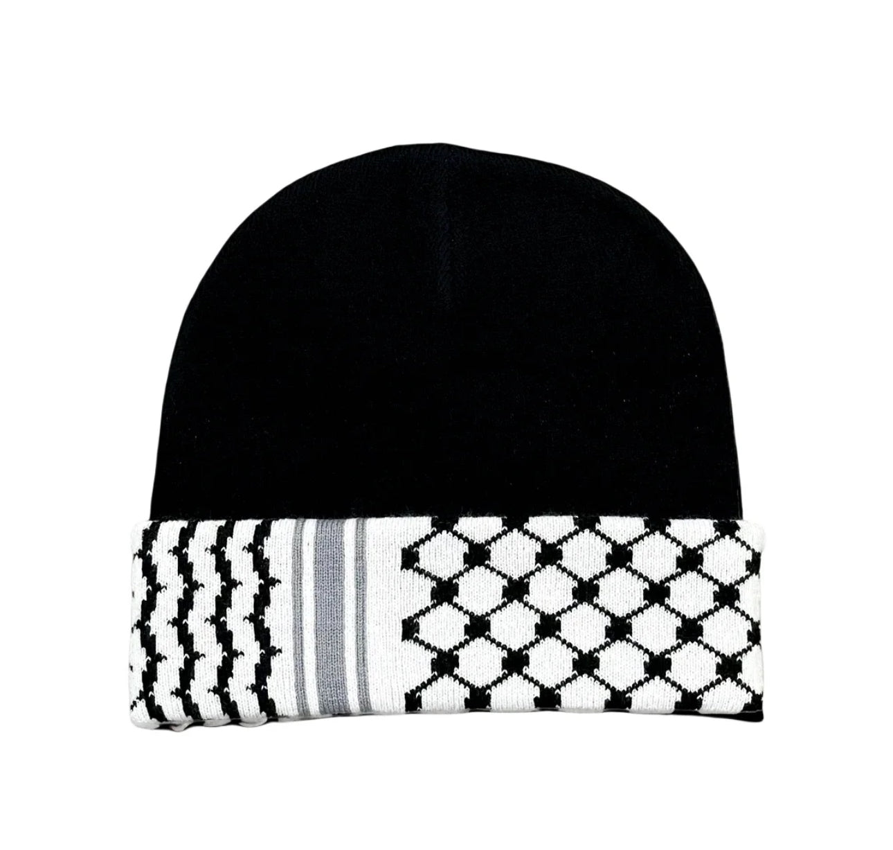 Svart lue med kufiyeh-inspirert mønster i svart og hvitt
