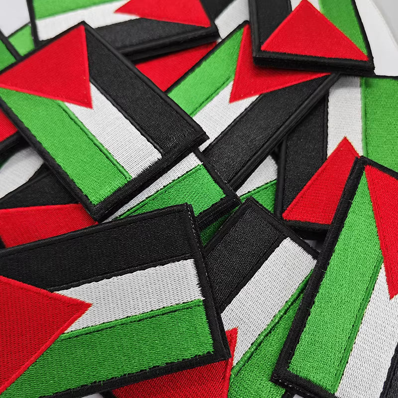 Flere broderte patches med Palestina-flagget i rødt, grønt, svart og hvitt